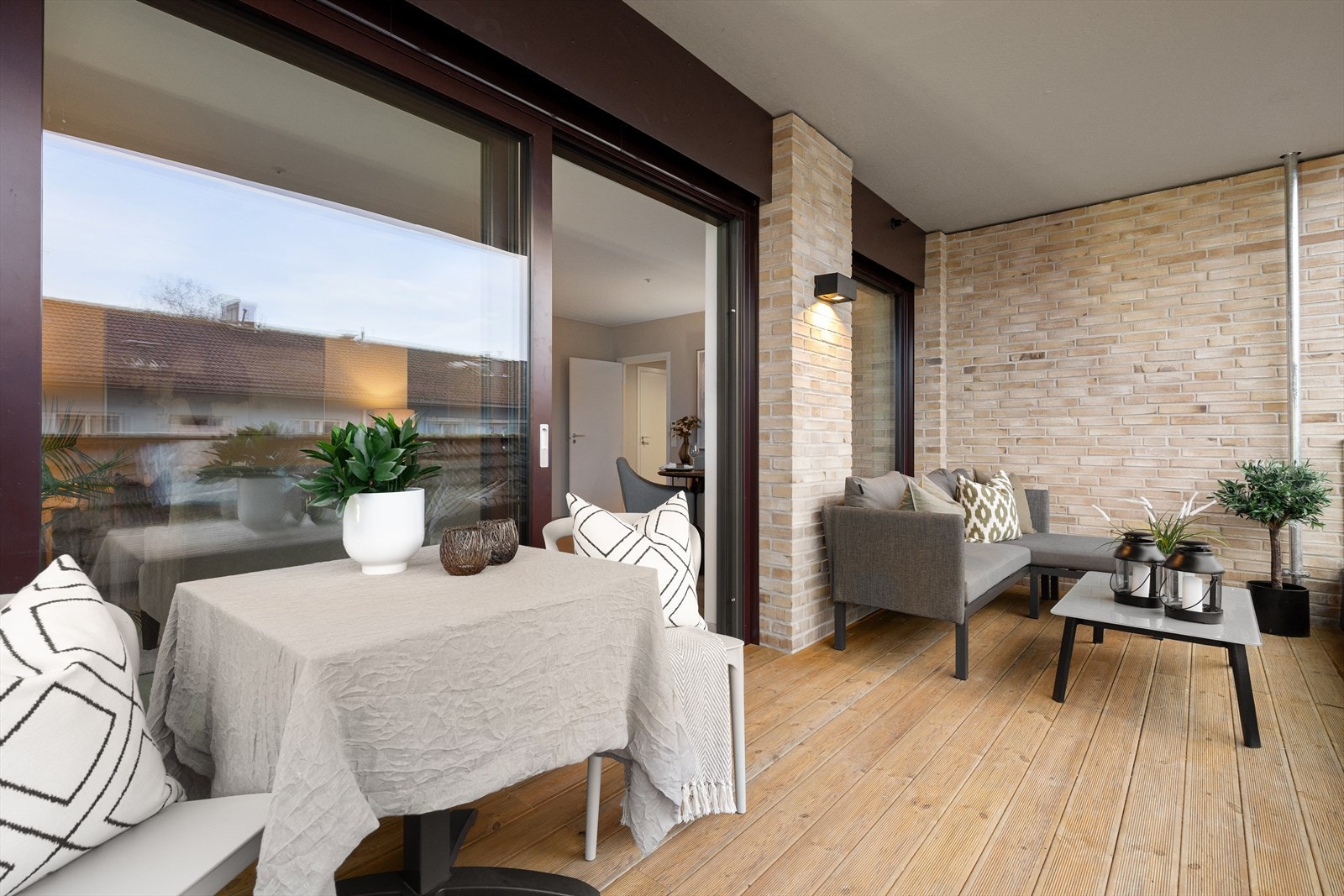 Med adkomst fra stuen har man den romslige balkongen på 11 kvm Galleribilde