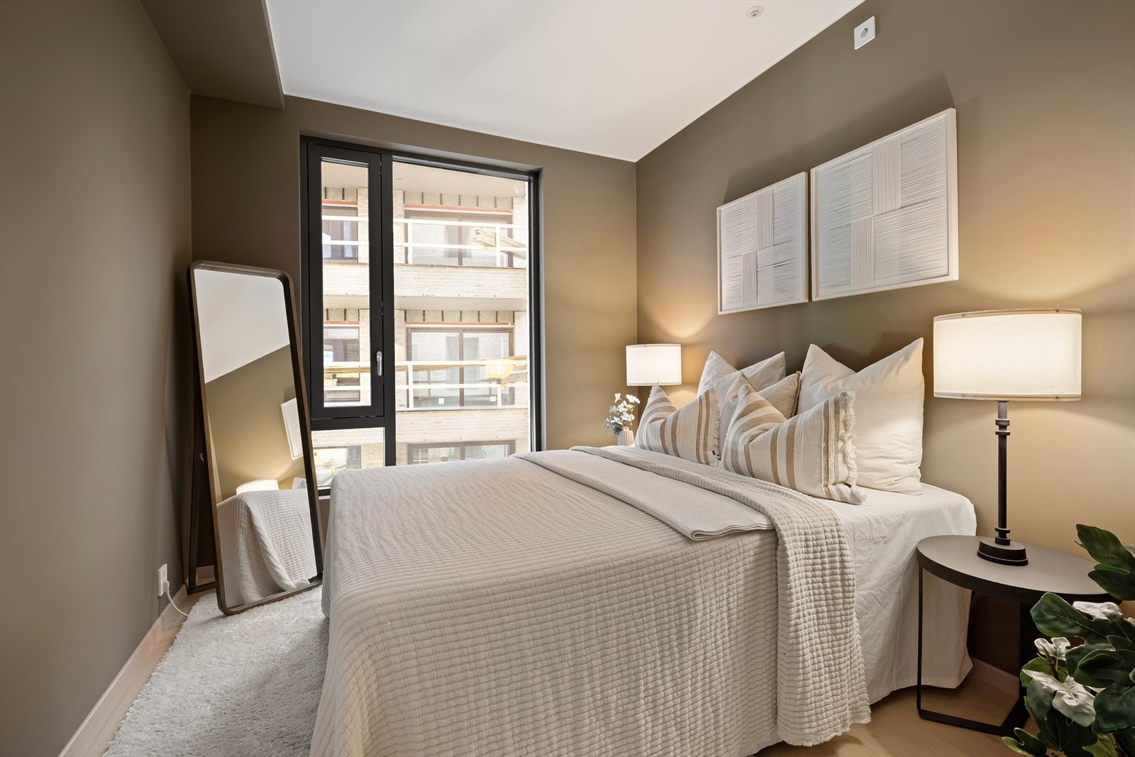 Boligens andre soverom er og romslig. Det kan innredes med en dobbeltseng og tilhørende nattbord Galleribilde