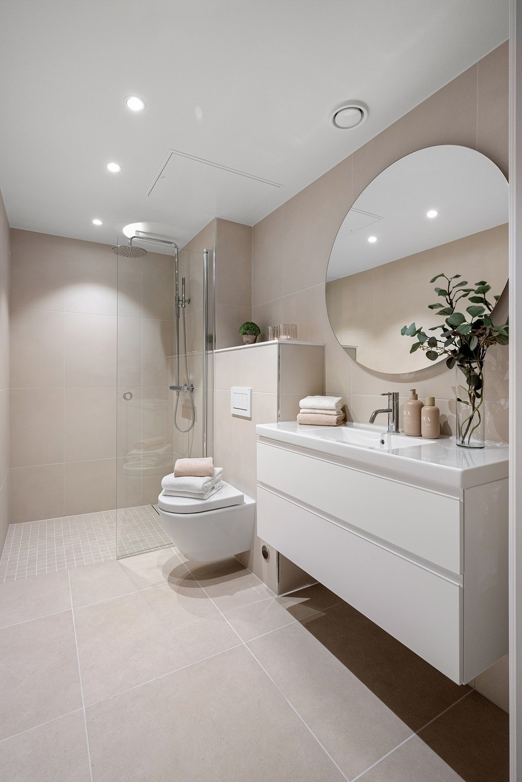 Servant med skuffer til oppbevaring, vegghengt totalett og egen dusjsone Galleribilde