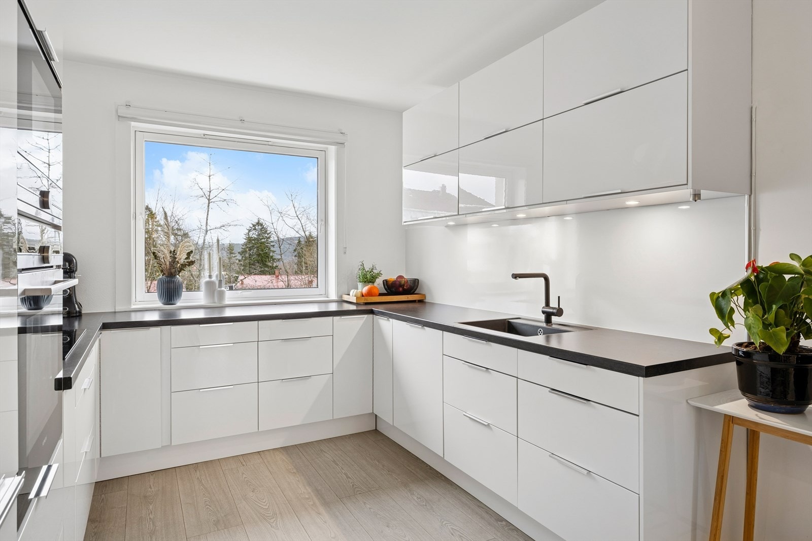 Her er det rikelig med skap og benkeplass! Galleribilde