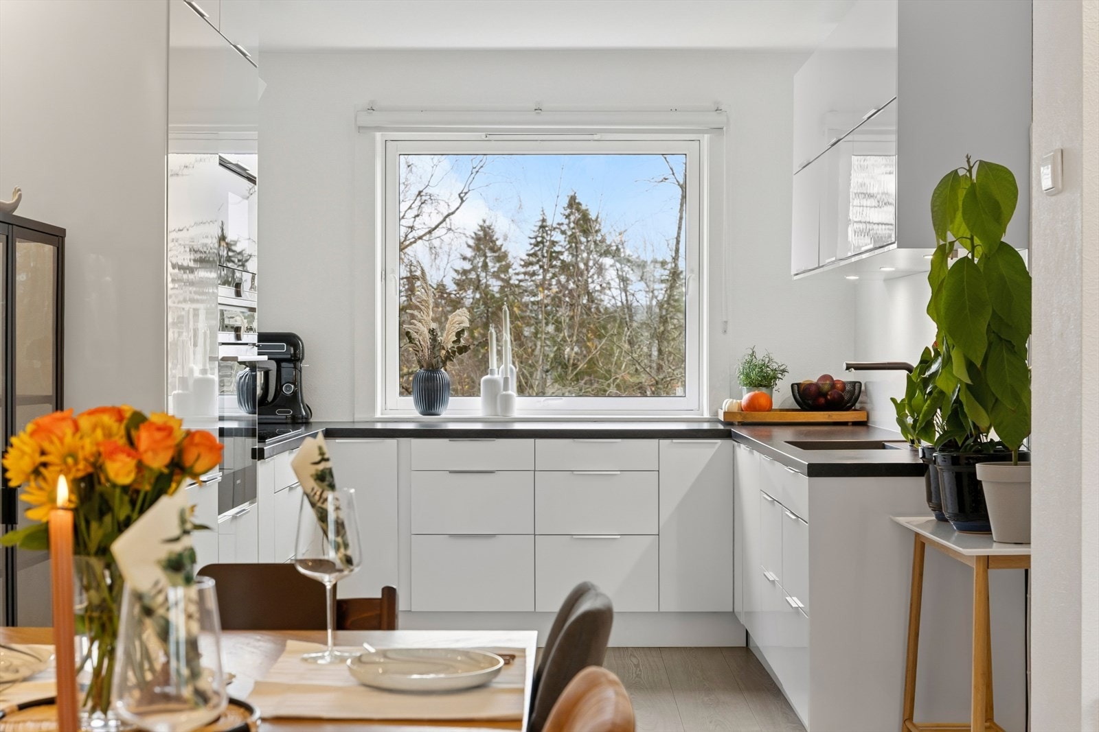 Spisebordet får sin naturlige plassering i tilknyttning til kjøkkenet. Galleribilde