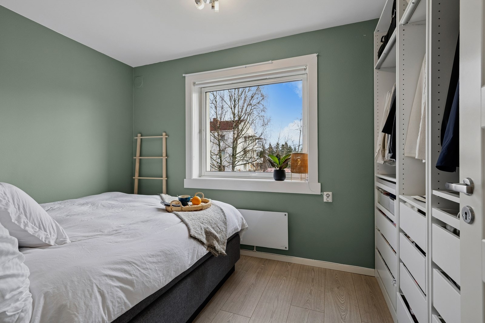 Her er det et stort vindu som gir rikelig med både lys og luft. Galleribilde