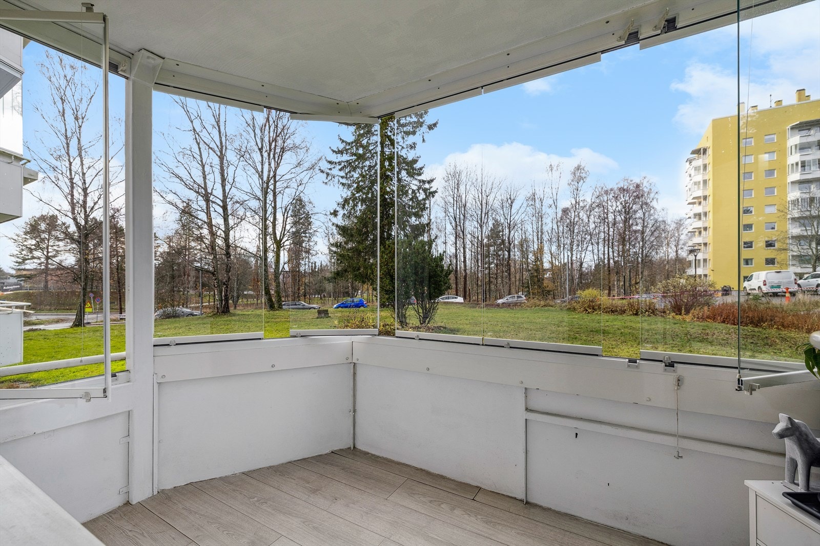 Balkongen fungerer som en forlengelse av stuen med koselig utsyn. Galleribilde