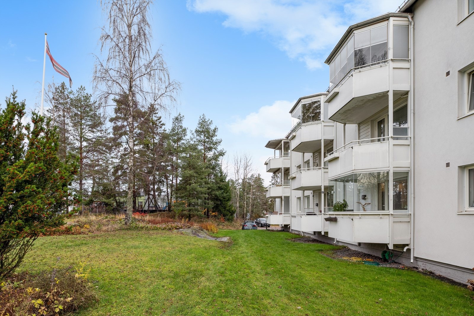 Boligen ligger i et meget sentralt og attraktivt boligområde på Lambertseter i bydel Nordstrand bestående av leiligheter i lavblokkbebyggelse. Fra boligen er det kort vei til flere lekeplasser, barnehager og skoler i alle klassetrinn. Galleribilde