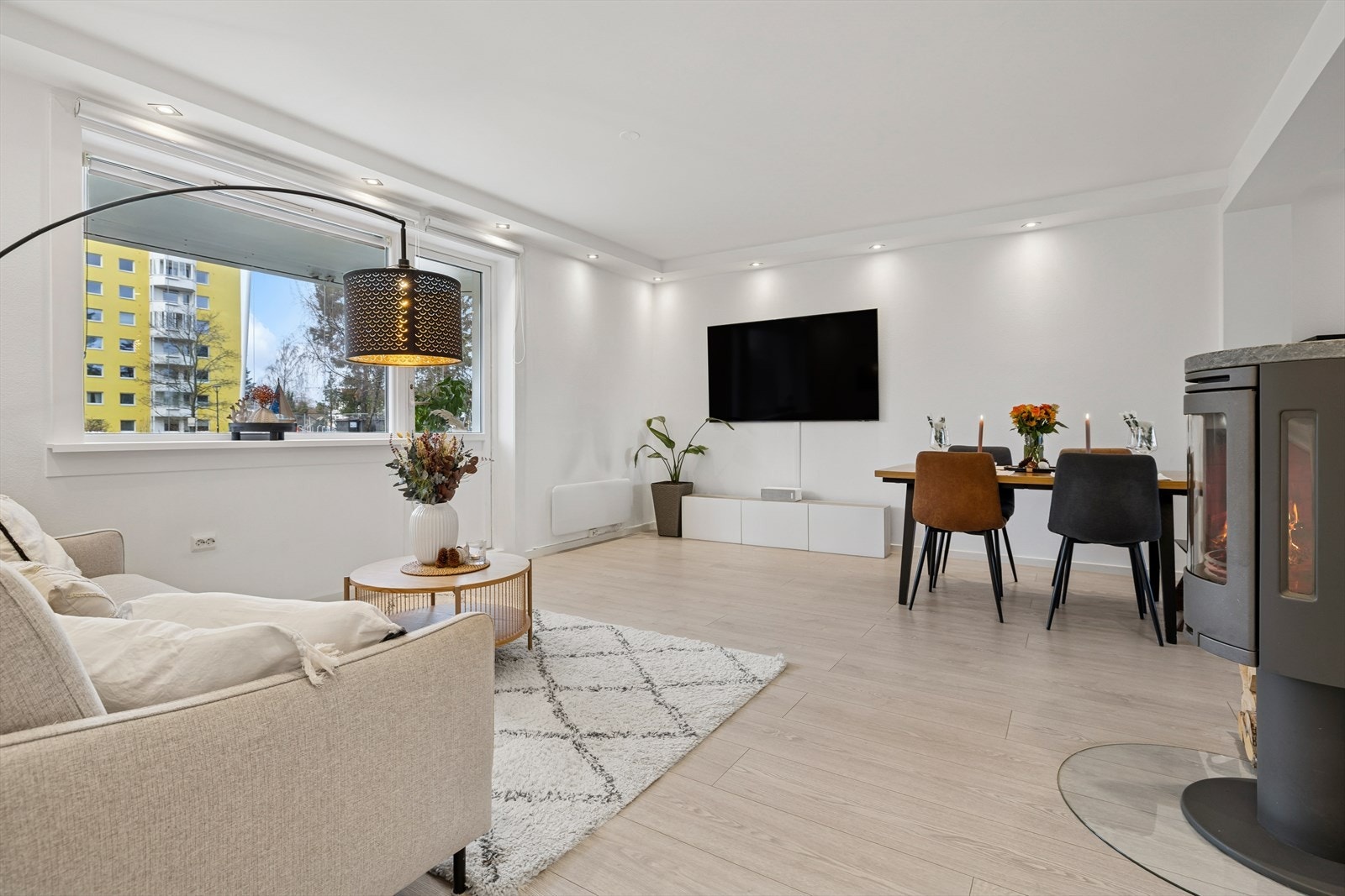 Her er det store vindusflater som gir rikelig med naturlig lysinnslipp. Galleribilde