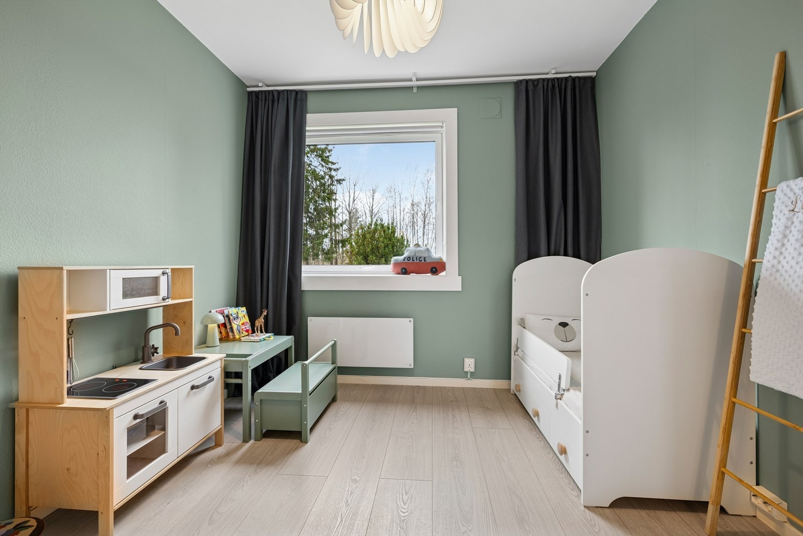 Soverom 2 med plass til seng, nattbord, garderobe og annet ønskelig soveromsmøblement. Galleribilde