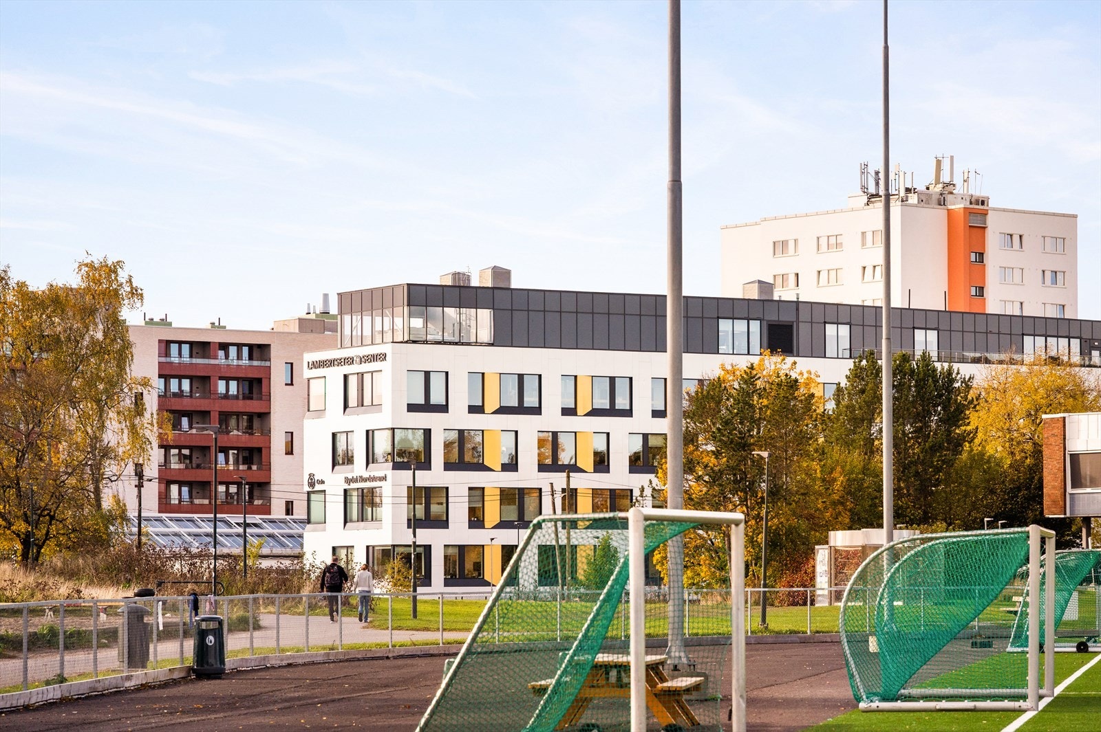 Området er populært for folk i alle aldre med nærhet til "alt". Det er flere dagligvareforretninger som Bunnpris (søndagsåpent), Kiwi, Rema 1000, treningssentre, svømmehall, frisør og spisesteder. Galleribilde