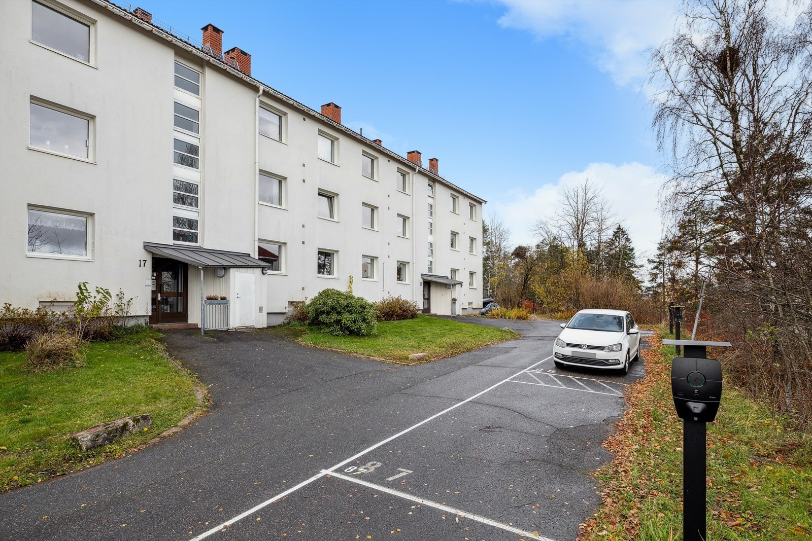 Borettslaget har 250 parkerings plasser hvor alle er tilrettelagt for montering av lader for el-bil, 11 MC plasser innendørs, samt 32 garasjer som også er tilrettelagt for montering av lader for el-bil. Galleribilde