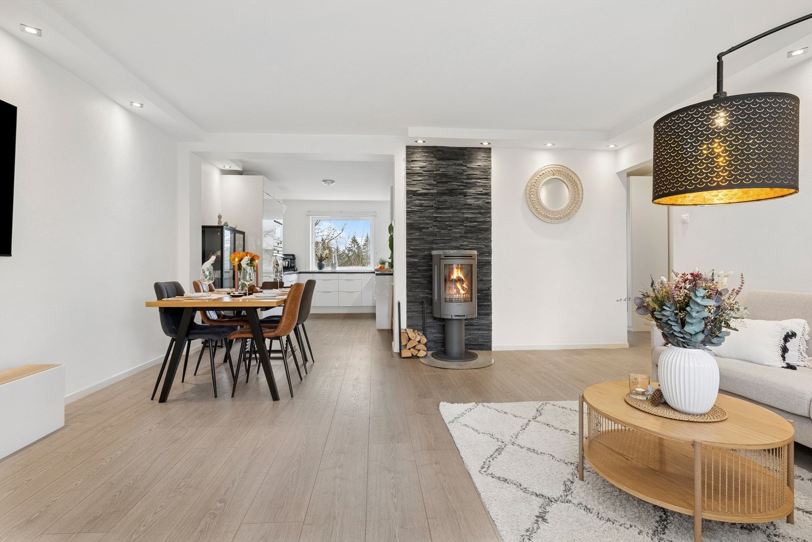 Stuen er romslig med god plass til både spise- og sittegruppe. Galleribilde