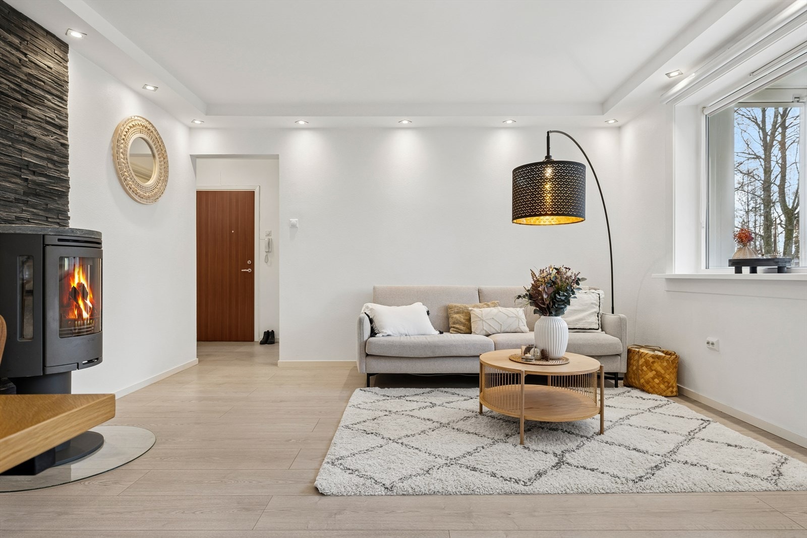 Romslig og lys stue. Galleribilde