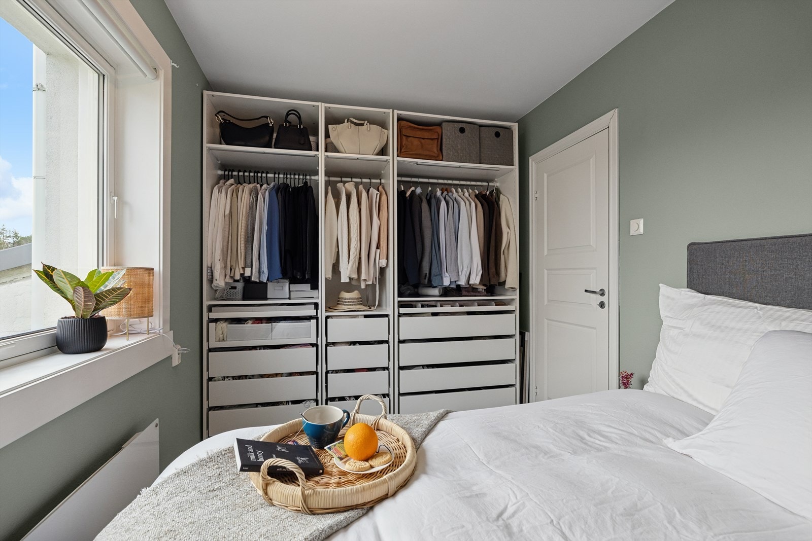 Hovedsoverommet er innredet med stort garderobeskap. Galleribilde