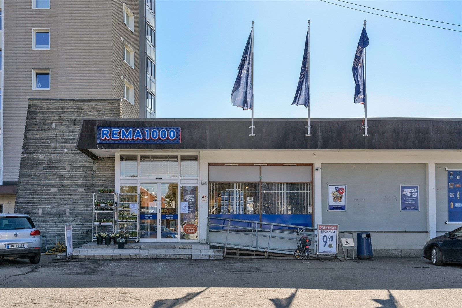 Nærhet til flere dagligvareforretninger som Rema 1000 og Kiwi kun få minutters gange fra boligen. Galleribilde