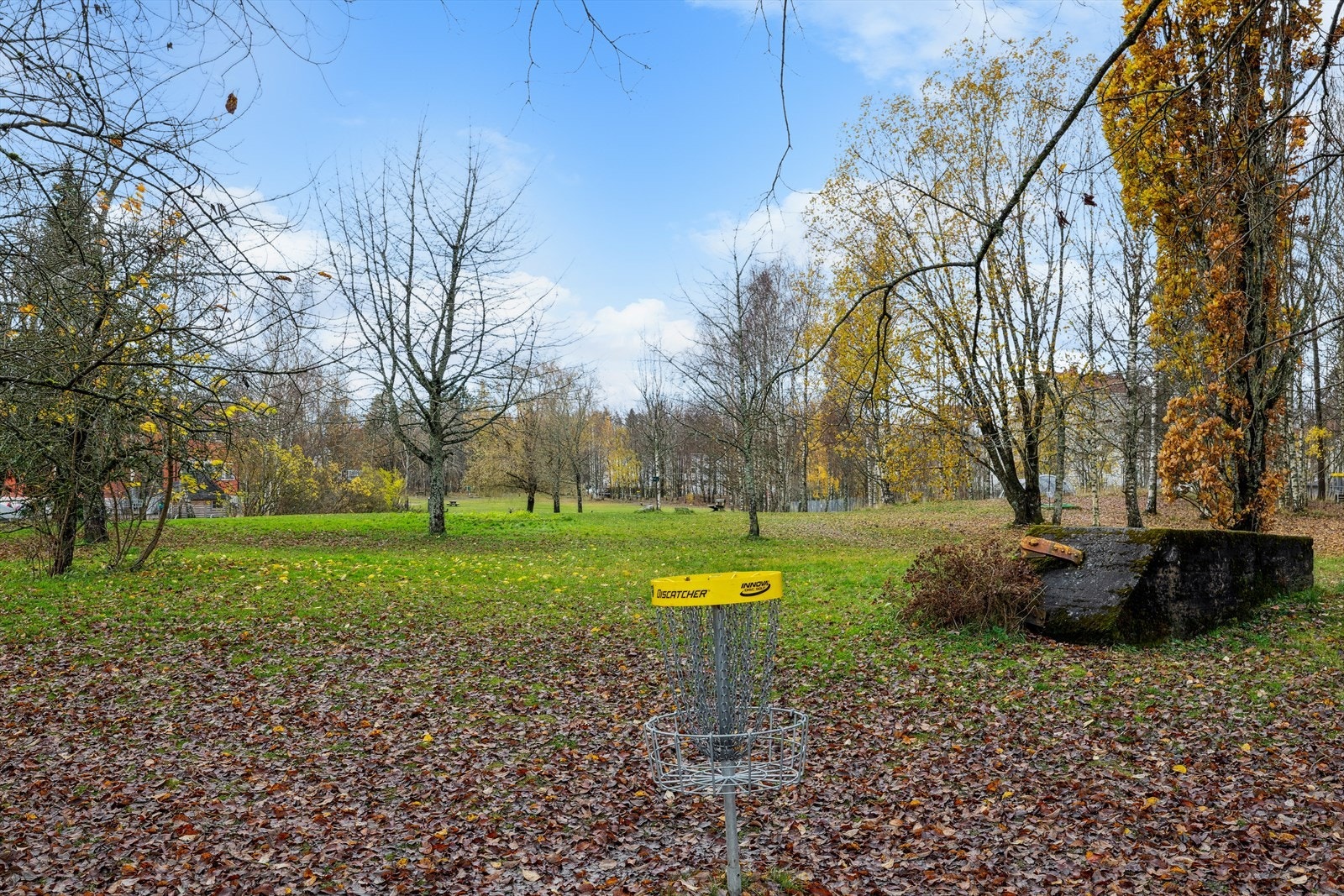 Parken utenfor leiligheten har frisbee-golfbane, volleyballbane, benker og en lekeplass for fine sommerdager. Galleribilde
