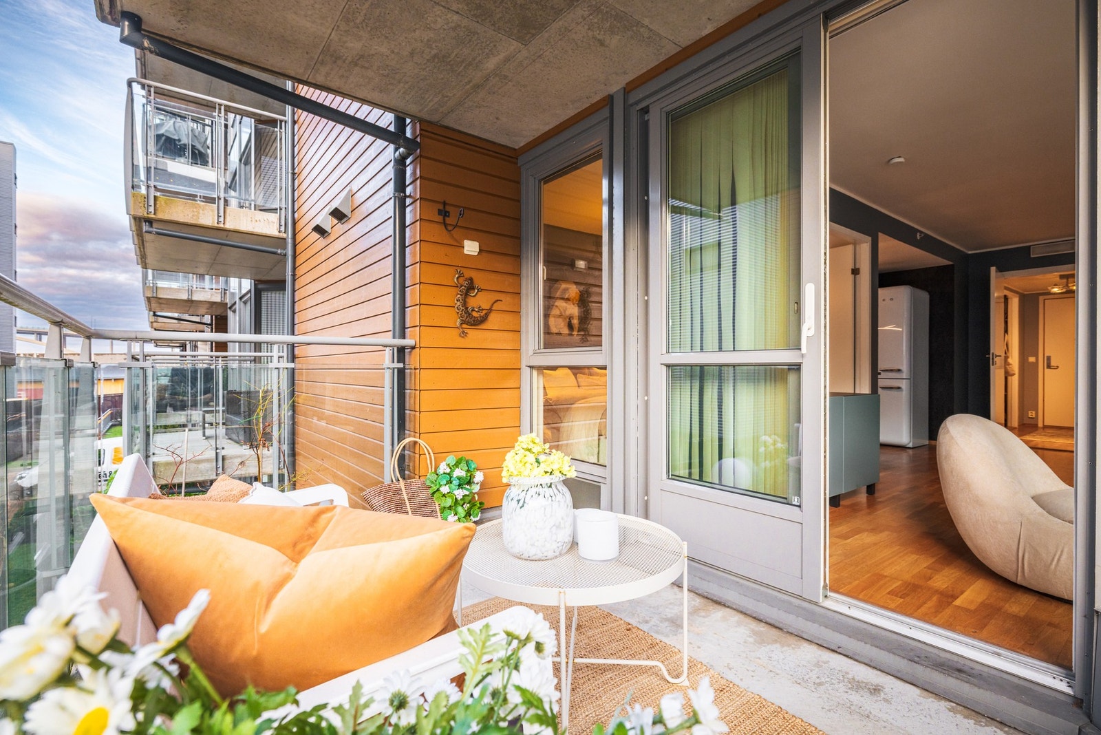 Det er god tid til både utemøbler og grill - Overbygget utvider bruksmulighetene på balkongen Galleribilde