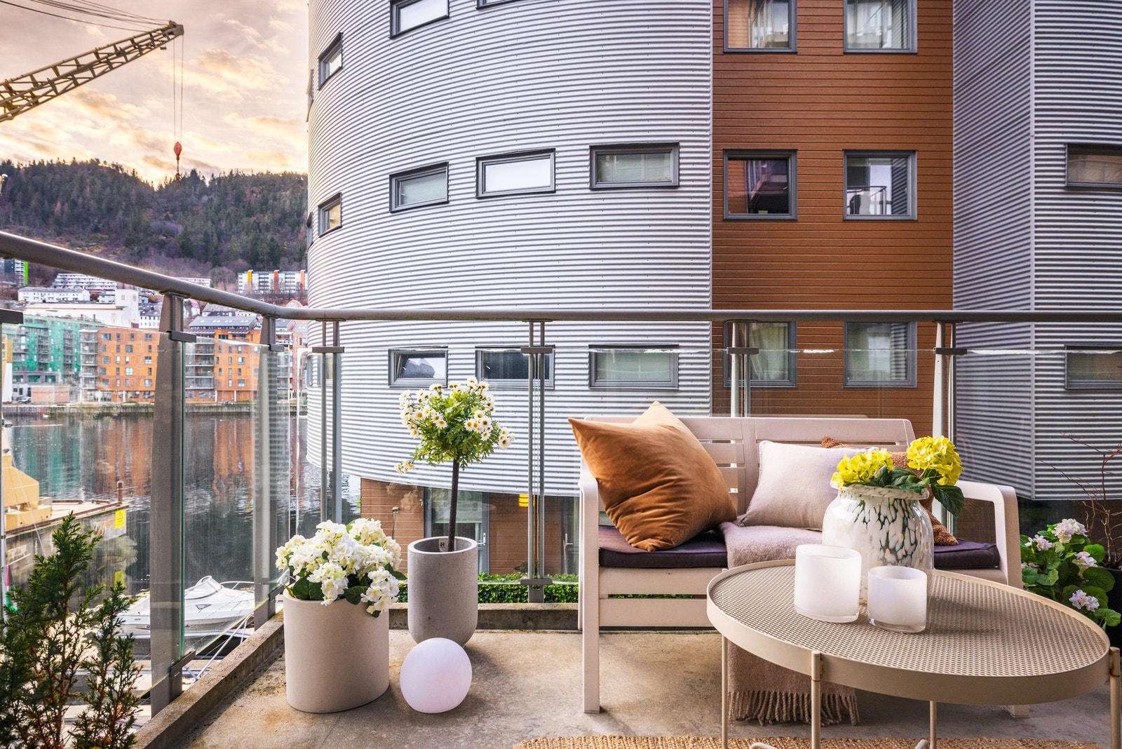 Balkongen har sol fra tidlig morgen til godt ut på ettermiddagen, samt noen timer på kvelden sommerstid Galleribilde