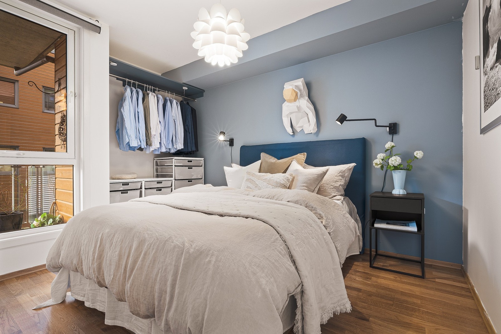 Stort hovedsoverom på 9,3 kvm - God plass til dobbeltseng og garderobeløsning Galleribilde