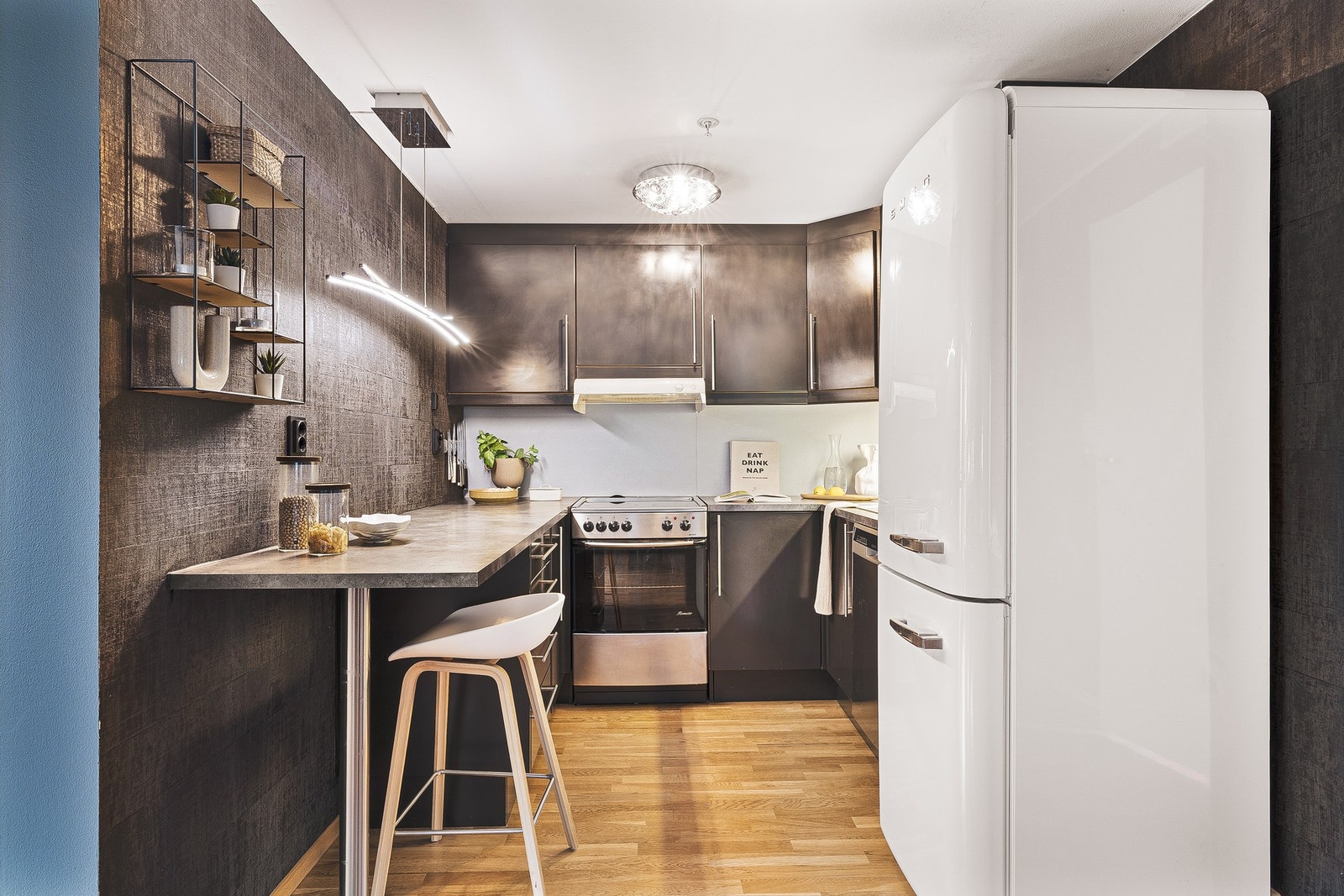 Praktisk kjøkken med god skap- og benkeplass Galleribilde