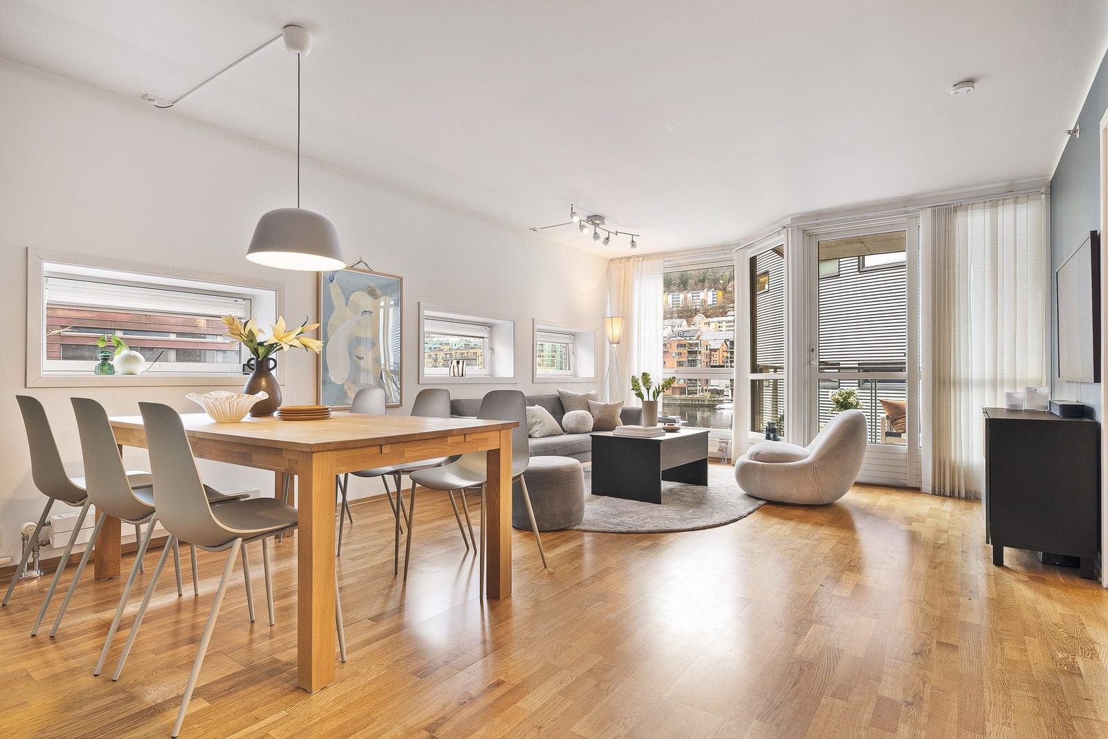 Nyere og romslig 3-roms leilighet med god beliggenhet i attraktivt bygg like utenfor bykjernen Galleribilde