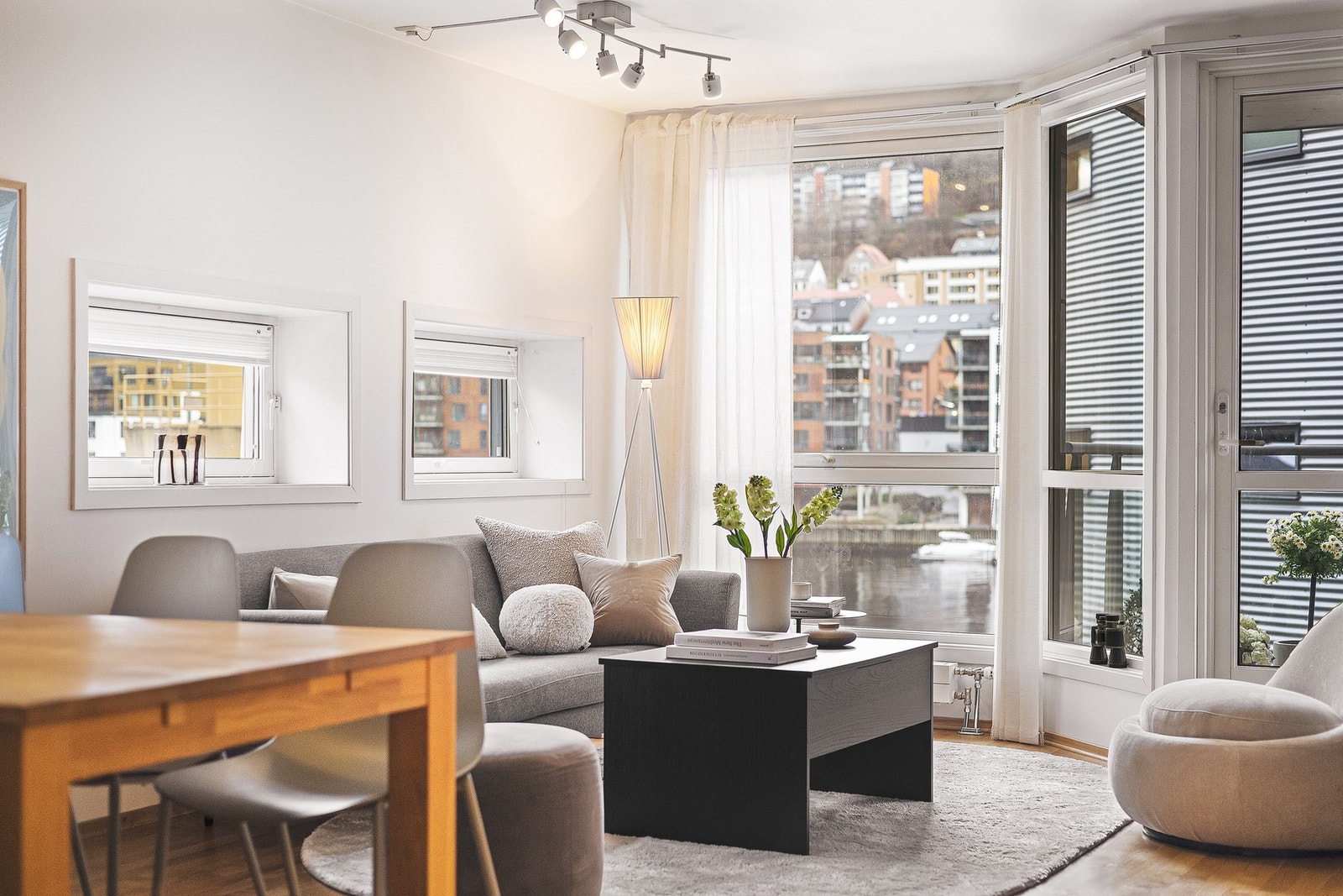 Som hjørneleilighet får du mange vindu som gir godt naturlig lys i stuen Galleribilde