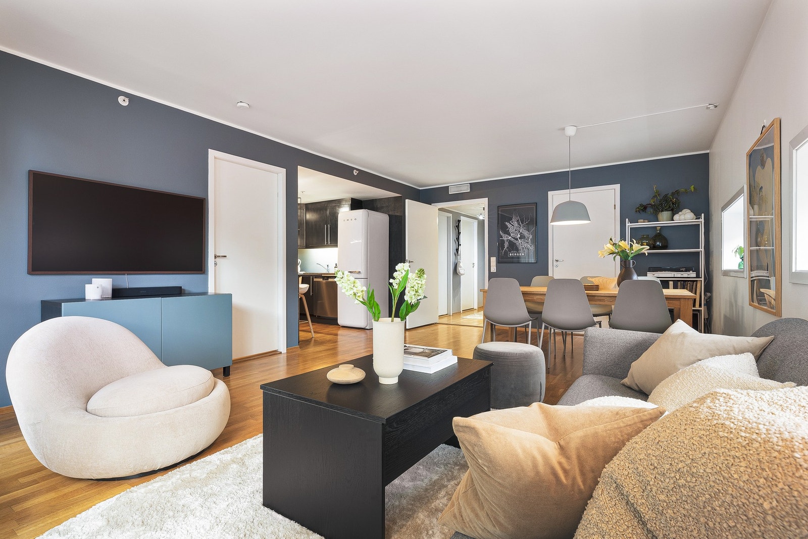 Lys, trivelig og romslig stue på hele 32,4 kvm Galleribilde