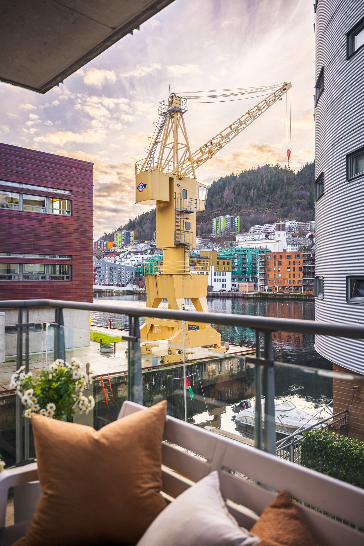 Nydelig utsikt hvor du kan følge med på yrende båtliv - Kranen som lyses opp på kveldstid for ekstra fin kveldsstemning Galleribilde