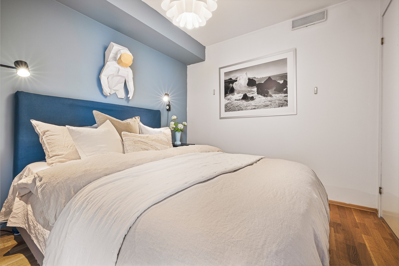 Soverommet vender mot bilfritt fellesareal, noe som gjør at du kan sove med vinduet åpent uten å merke noe til den sentrale beliggenheten Galleribilde