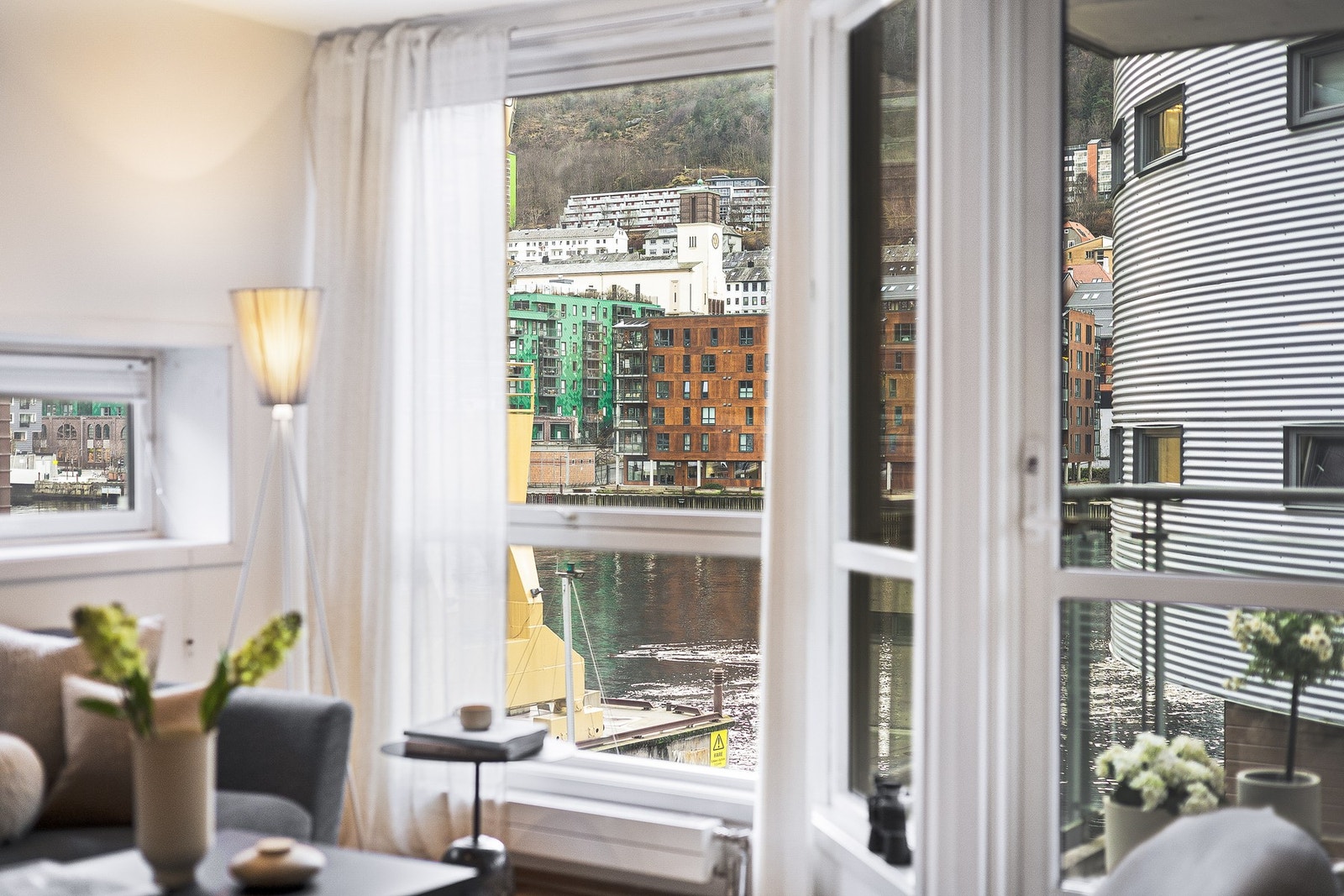 Her kan du følge med på yrende båtliv i fjorden fra stuen - Det er sjelden vare på så sentrumsnære leiligheter Galleribilde