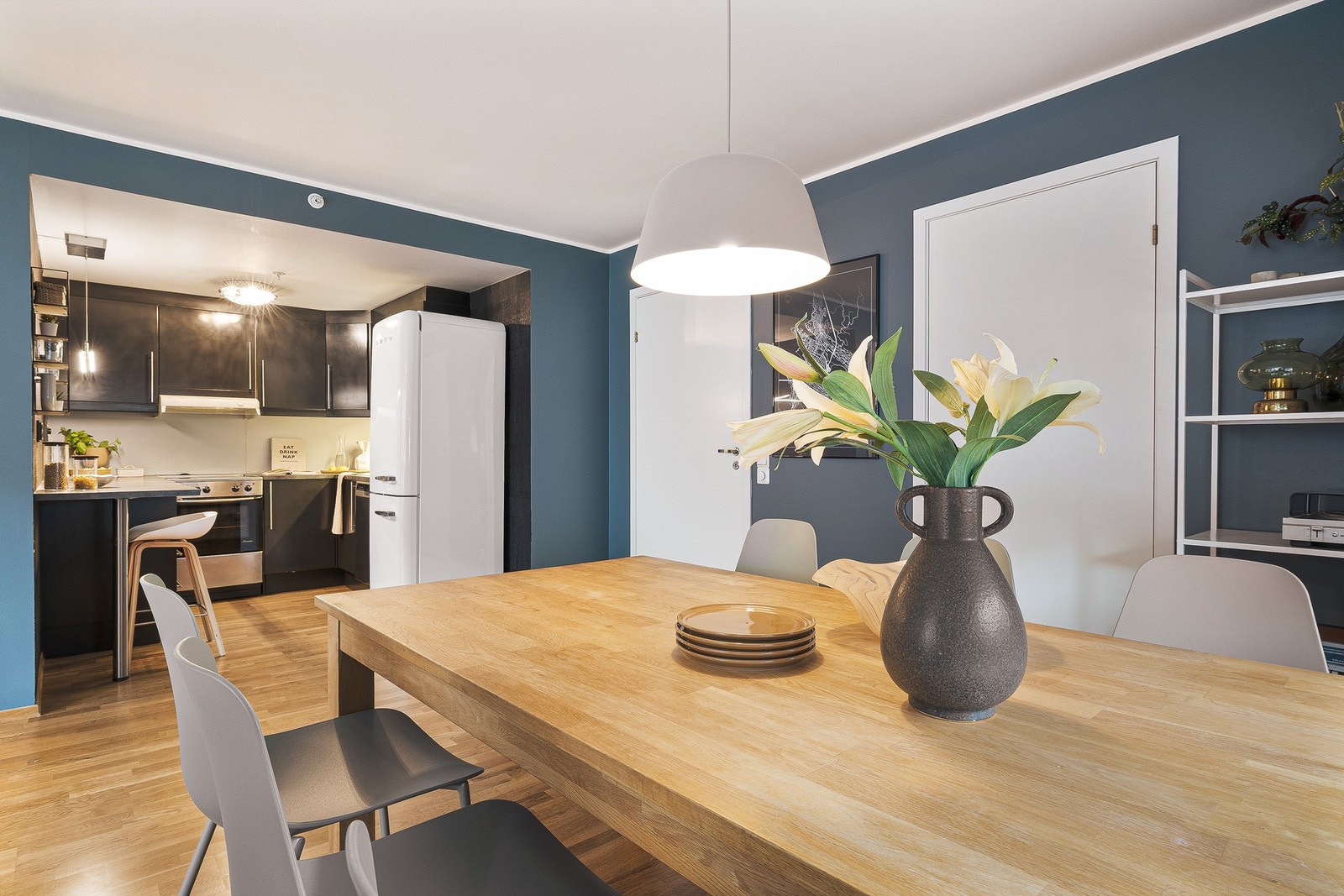 Ved kjøkkenet er det rikelig plass til godt spisebord Galleribilde