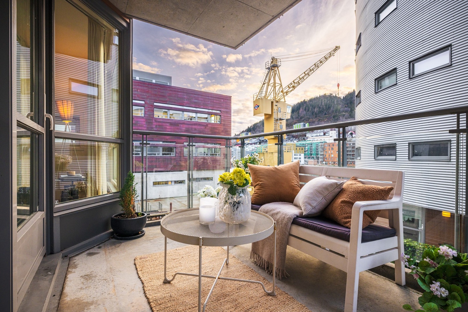 Leiligheten har sørvendt balkong på 7,3 kvm - En ypperlig plass å nyte varme sommerdager Galleribilde