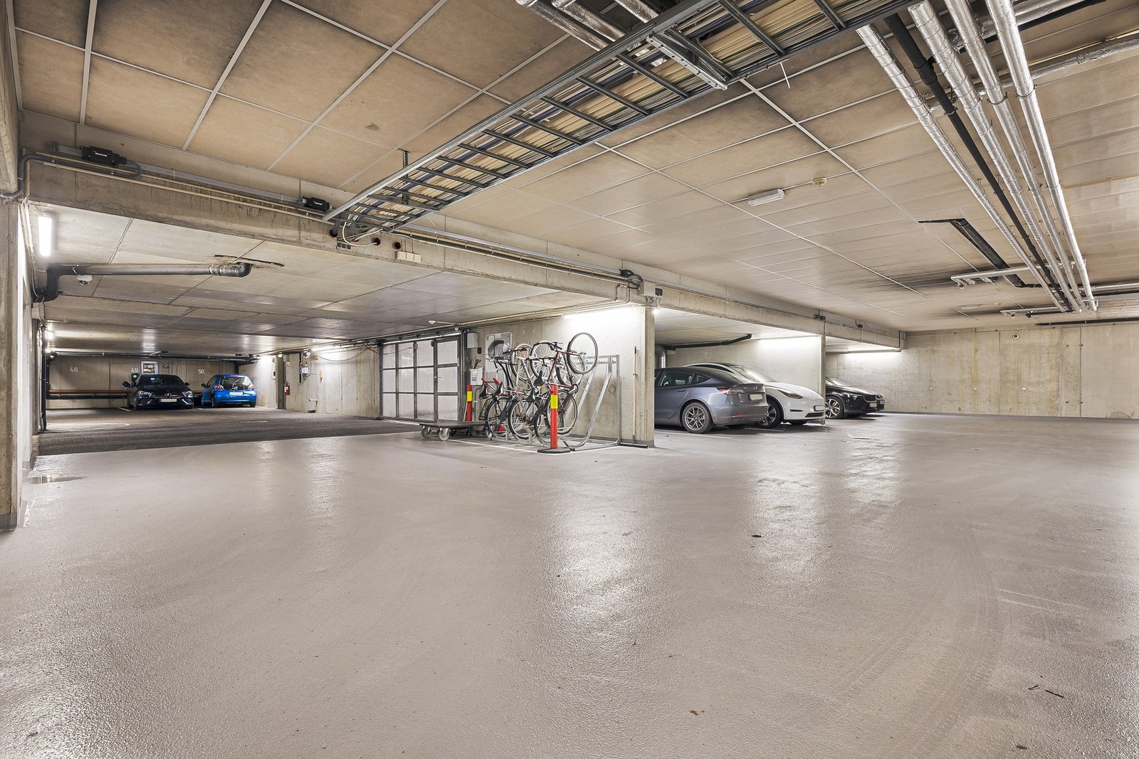 Leiligheten har medfølgende garasjeplass med lader til elbil Galleribilde