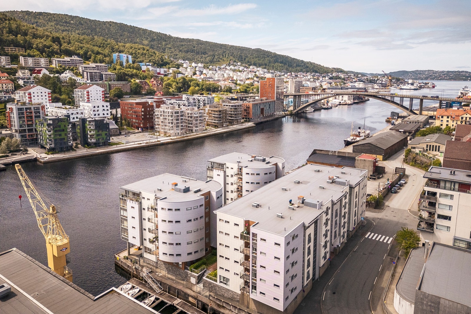 Leiligheten har meget god beliggenhet i maritime og fredelige omgivelser med kort gangavstand til sentrum Galleribilde