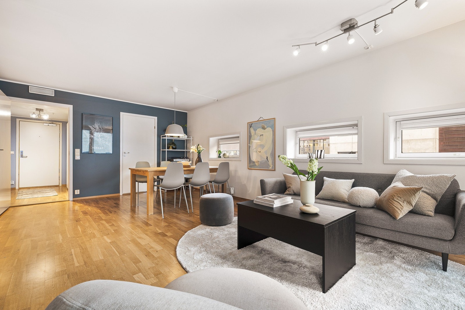 Leiligheten har oppvarming med radiatorer og varmtvann til leiligheten fra fjernvarmeanlegget - Det gir lave energikostnader Galleribilde