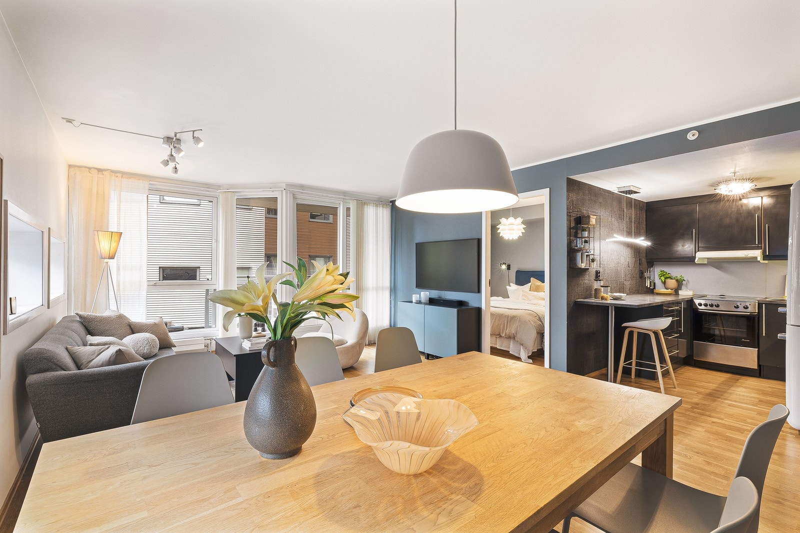 Det er god plass til både stor salong og et skikkelig spisebord, noe som er sjelden var på sentrumsnære leiligheter Galleribilde