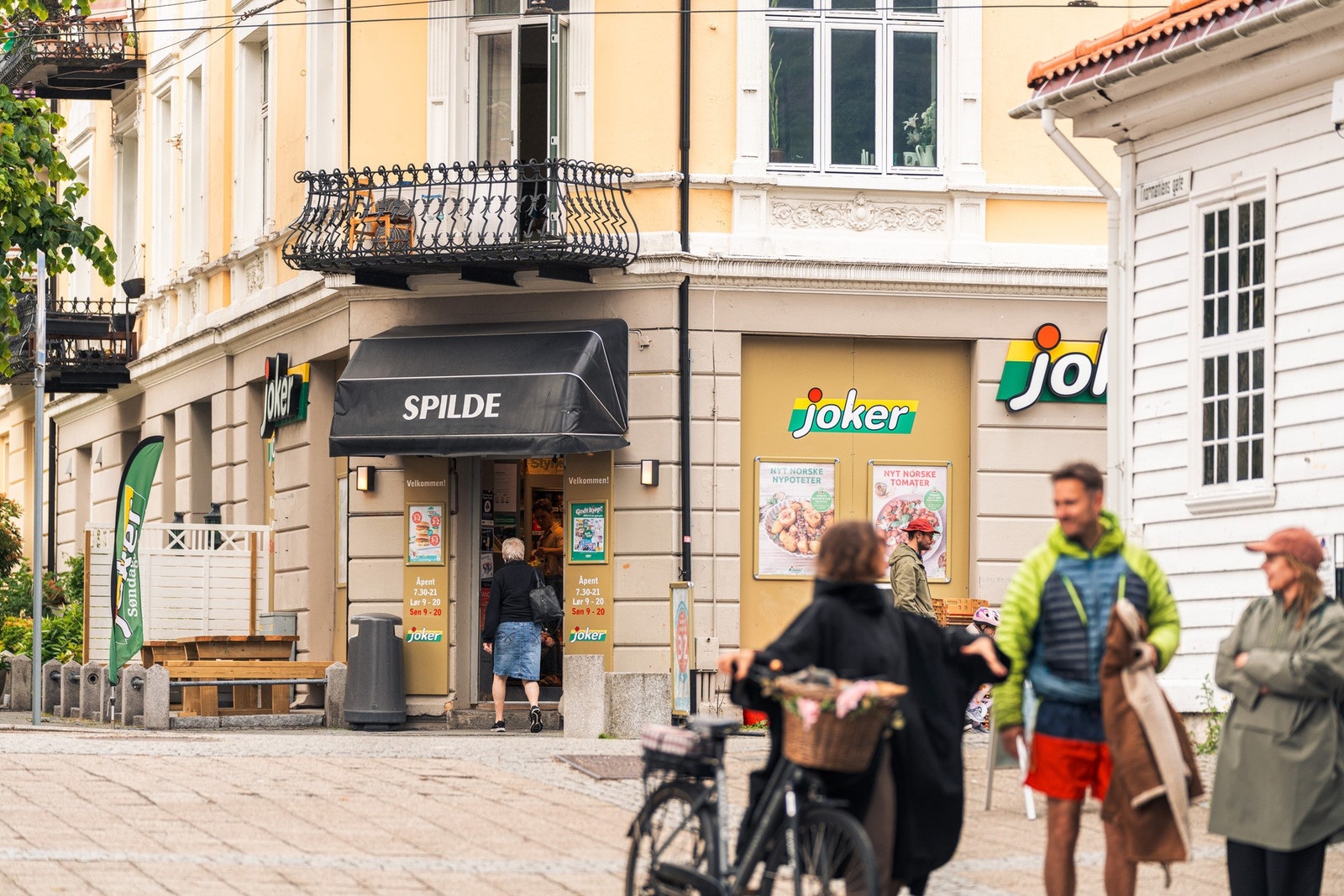 Fra leiligheten er det kun to minutters gange til nærmeste butikk og kafé - Det åpner også snart ny Rema 1000 på Dokken Galleribilde