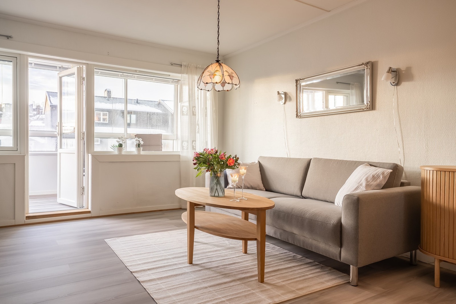 På stuen har man i tillegg til sofa og tv-løsning god plass til egen spiseseksjon. Nye vinduer ble satt inn i forbindelse med rehabilitering av bygget i 2020. Galleribilde