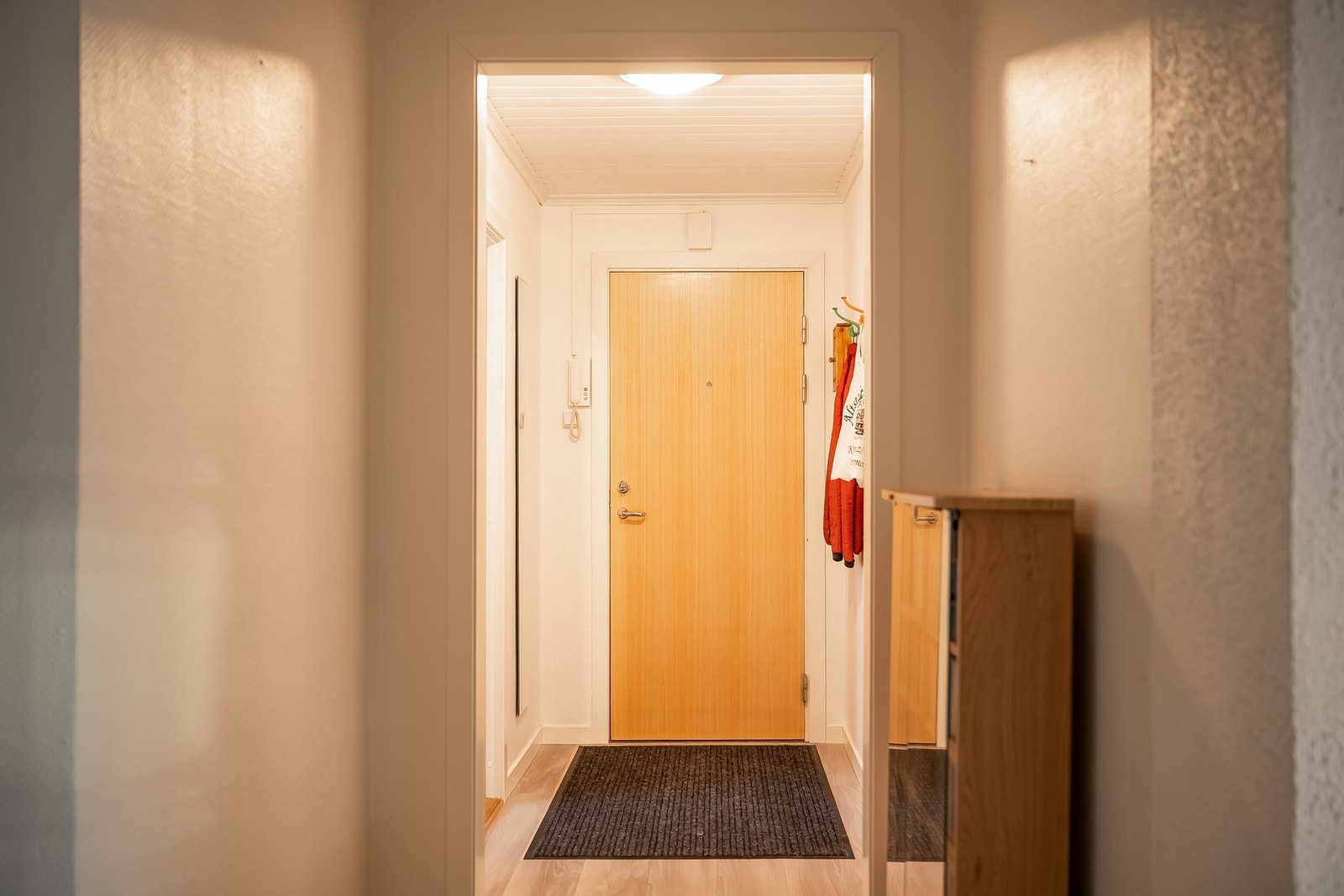 Entreen er lys og innbydende og sørger for et godt førsteinntrykk av leiligheten. Galleribilde