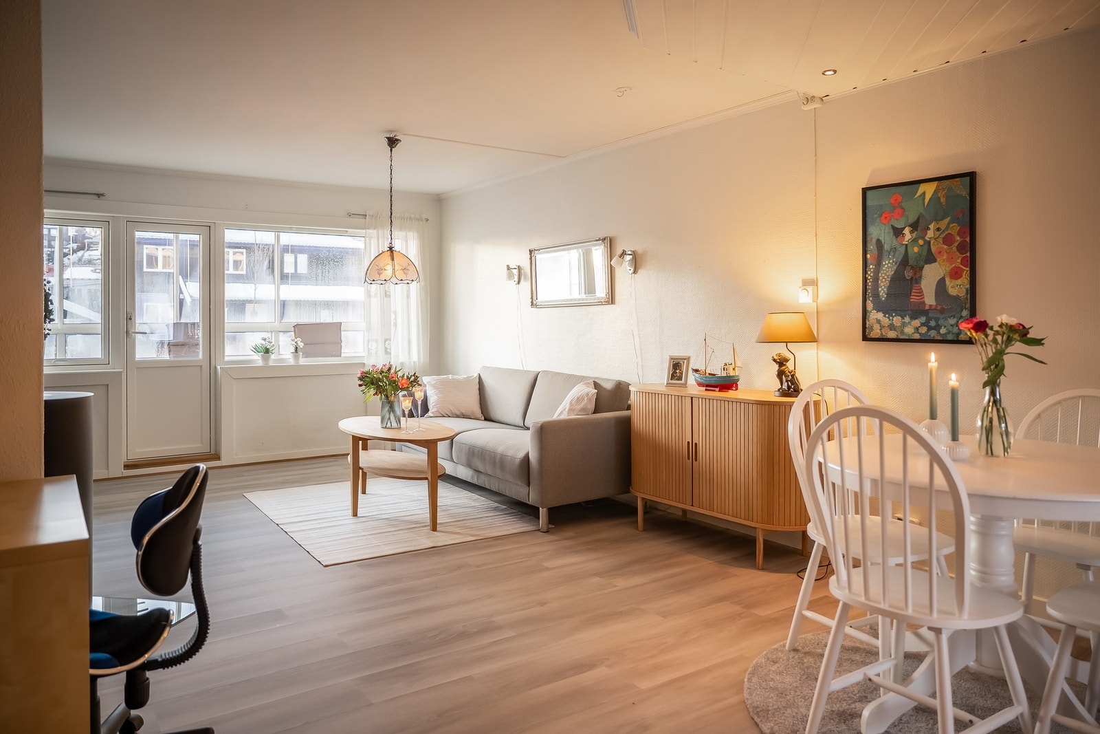 Leiligheten har en behagelig atmosfære med gode vindusflater som slipper inn mye dagslys. Galleribilde