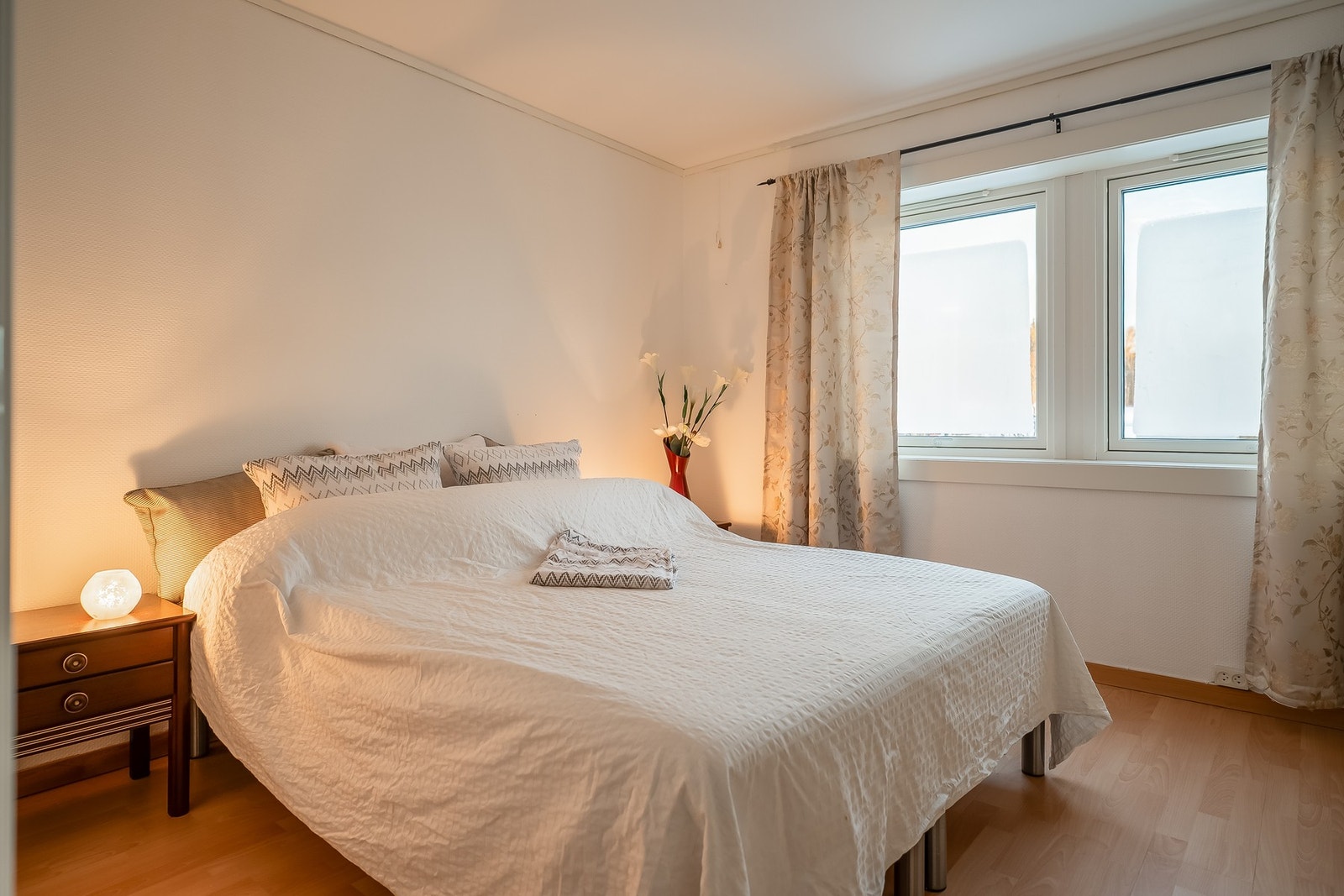 Soverommet er av god størrelse på 12 kvm og har bra med plass for bl.a. dobbeltseng med nattbord på hver side av sengen. Rommet vender ut mot stille og rolig område. Galleribilde