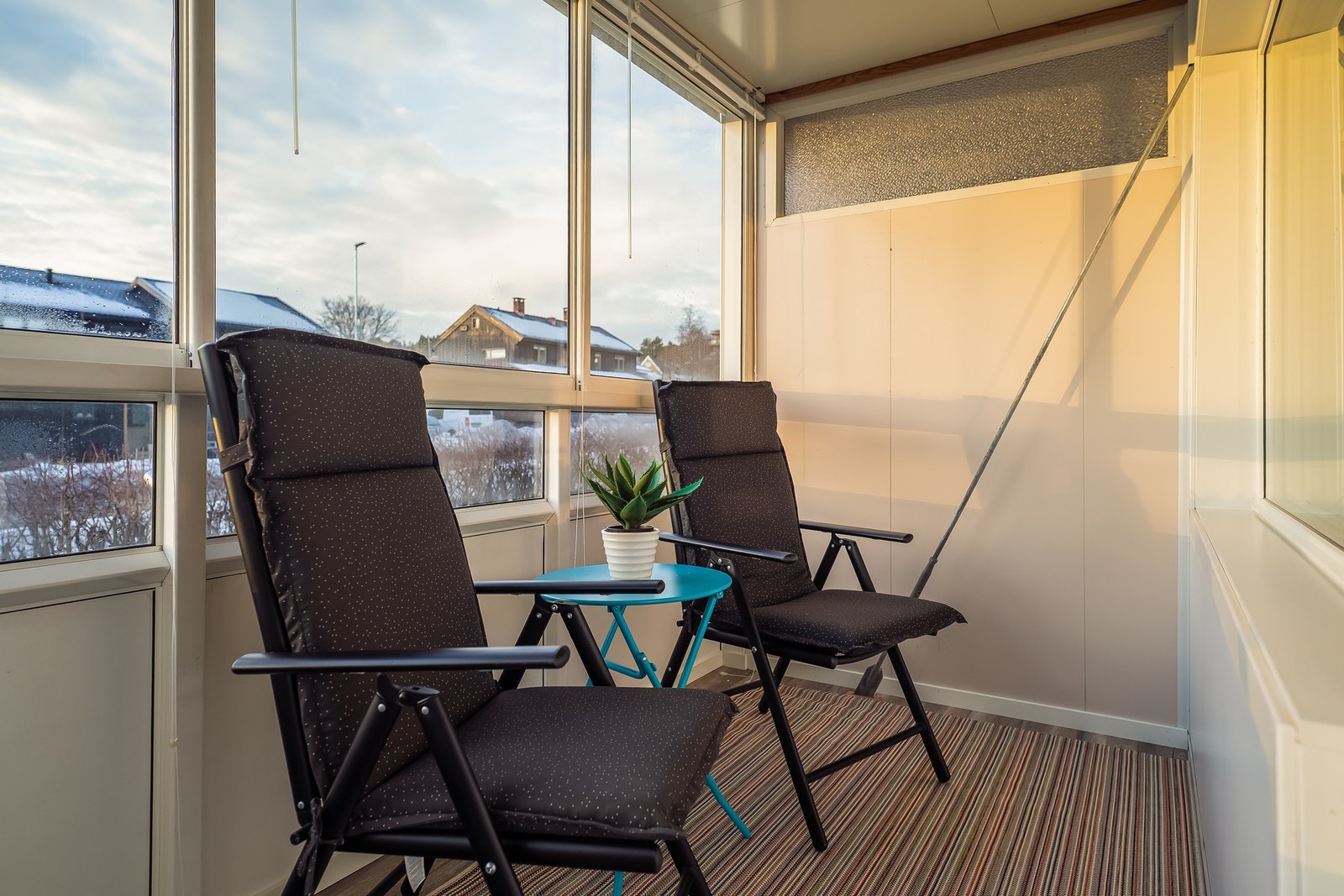 Innglasset balkong som her bra med plass for utemøbler. Dette blir som en utvidelse av leiligheten utover våren og sommerhalvåret. Galleribilde