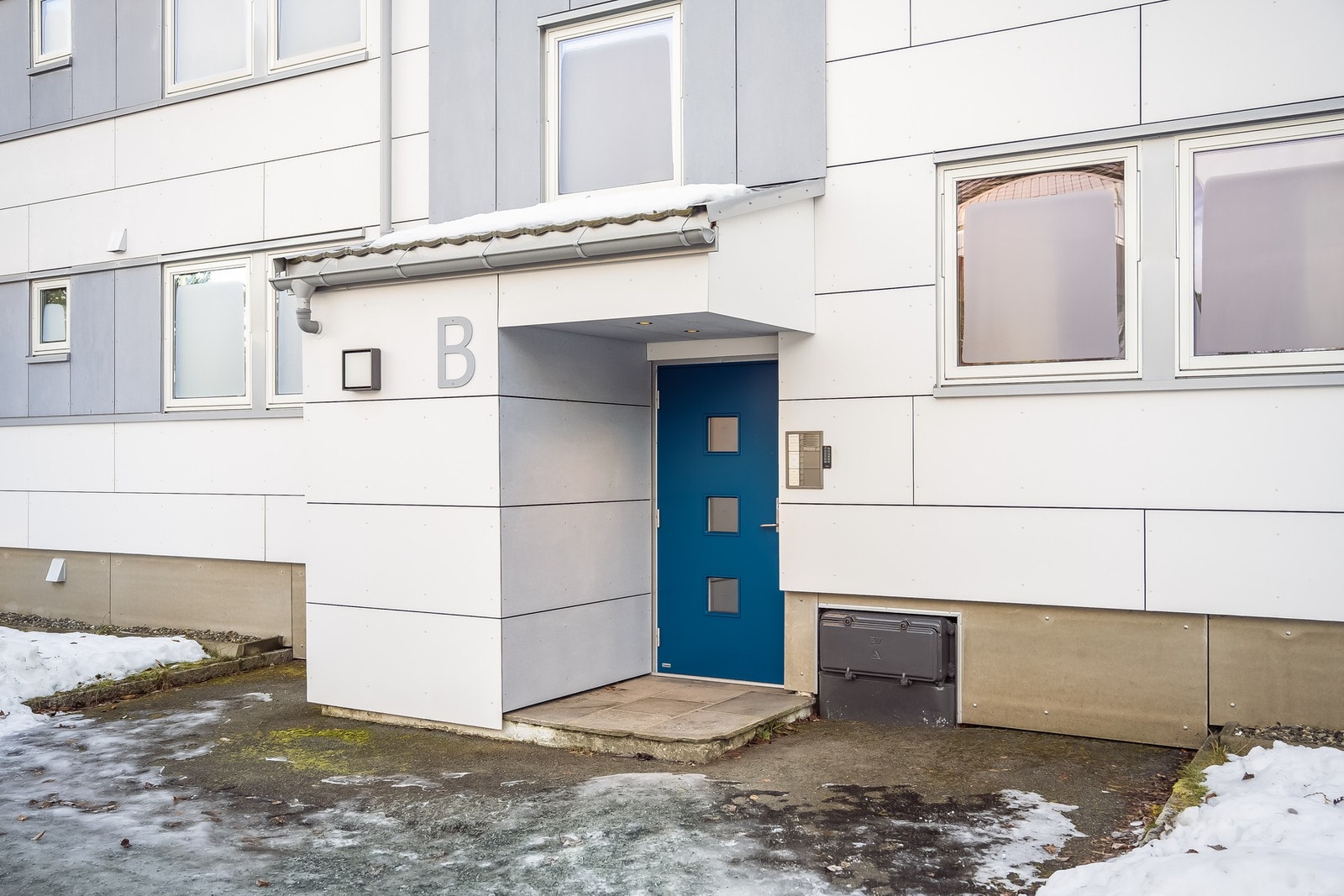 Det medfølger privat parkeringsplass., samt tre eksterne boder på 14 kvm til sammen. Galleribilde