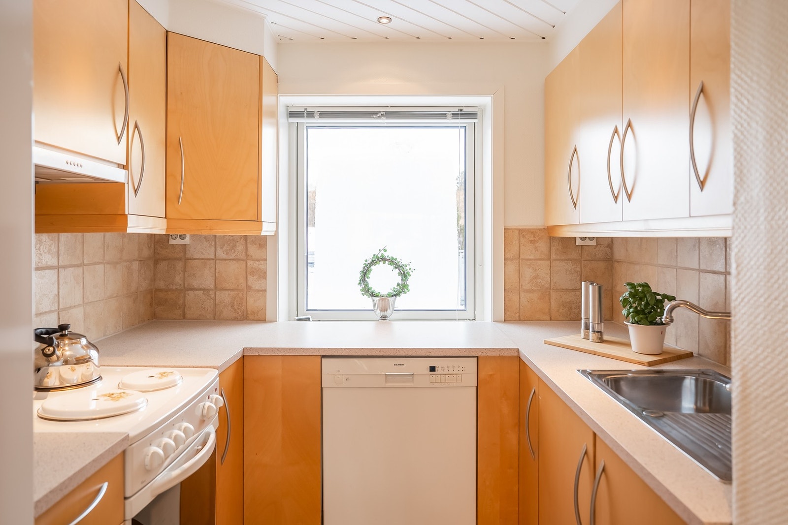 Godt med skap- og benkeplass, samt mekanisk avtrekk over kokesonen. Galleribilde