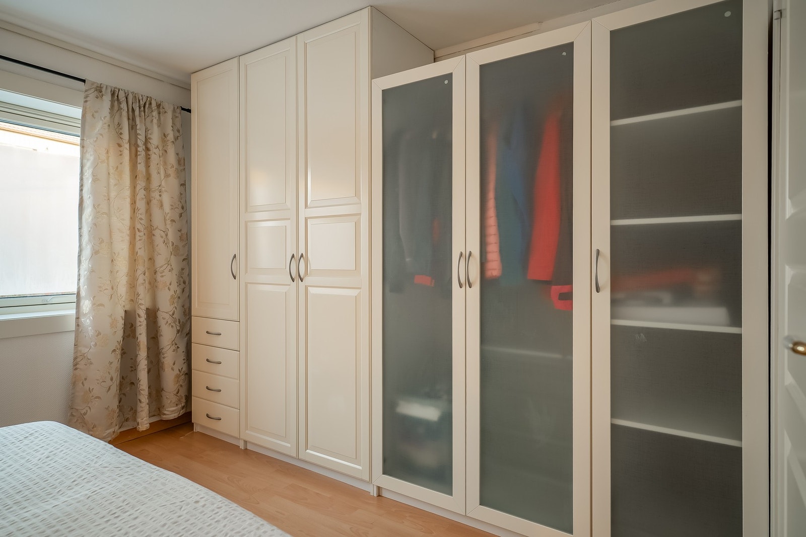 Her har man også godt med lagringsplass i etablerte garderobeskap som medfølger handelen. Galleribilde