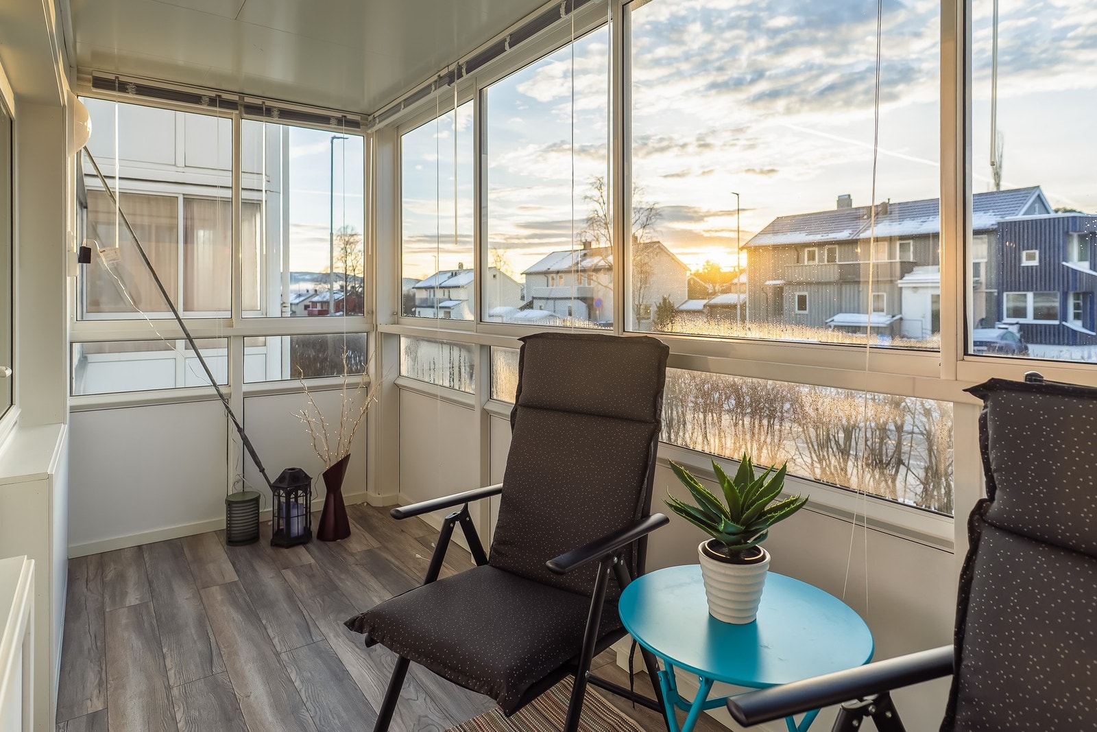 Gode solforhold på balkong fra tidlig morgen og til kveld på sommerstid. Galleribilde