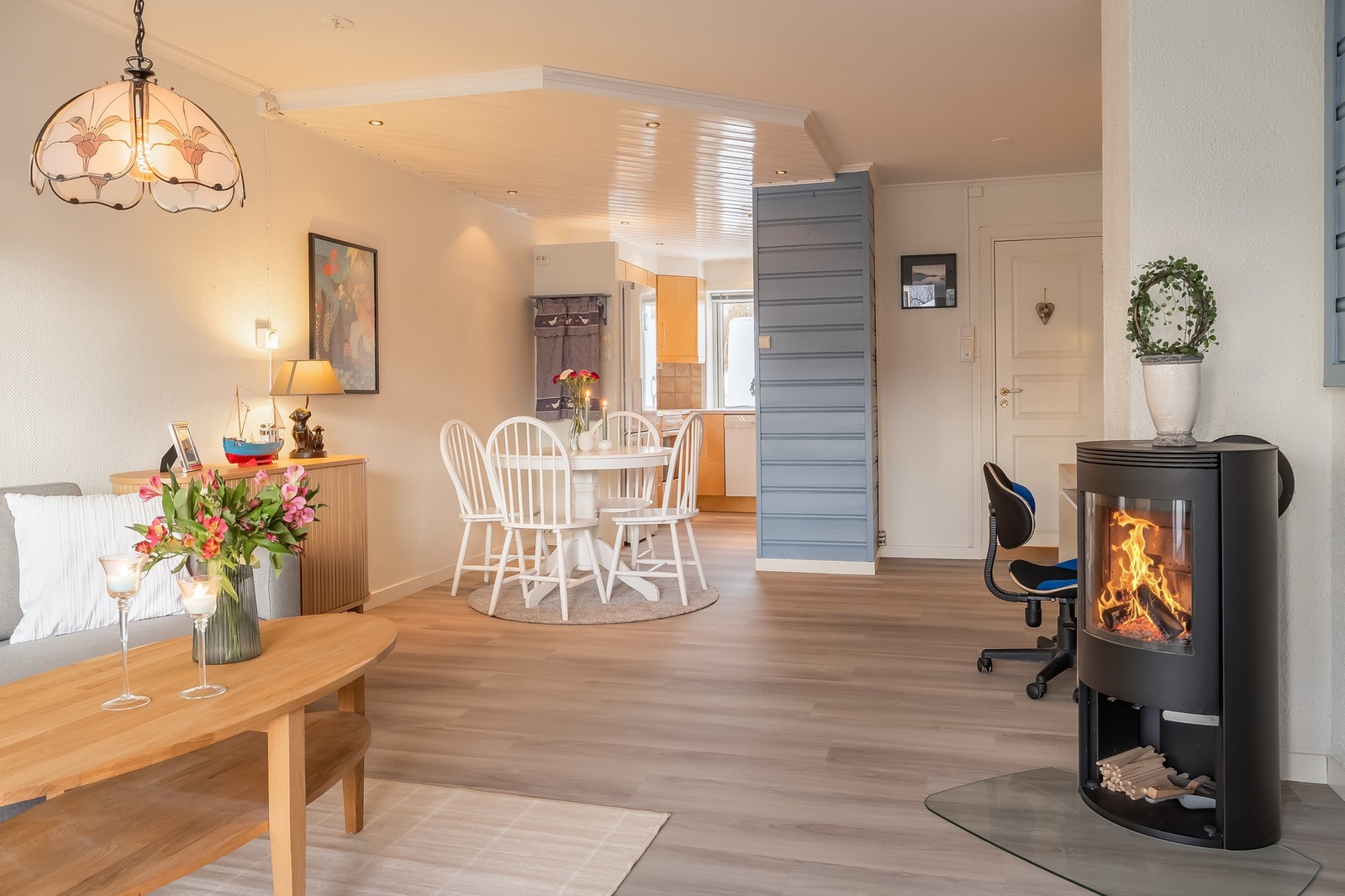 På stuen har man en stemningsfull og flott peis som fungerer ypperlig som varmekilde på kalde dager. Galleribilde