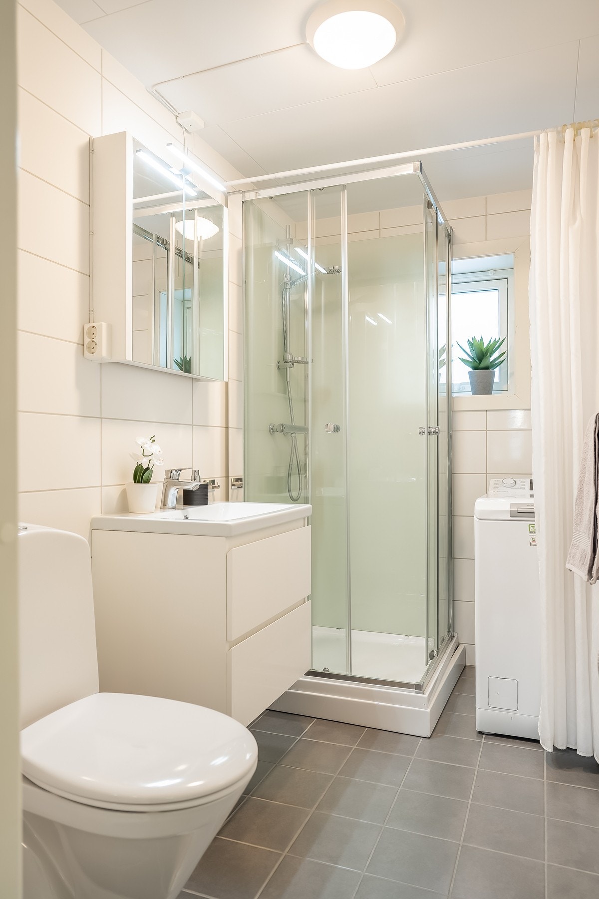 Lyst og stilrent bad pusset opp i 2020. Flislagte overflater med varme i gulvet. Ingen tegn til fukt eller skade iht. takstrapport. Galleribilde