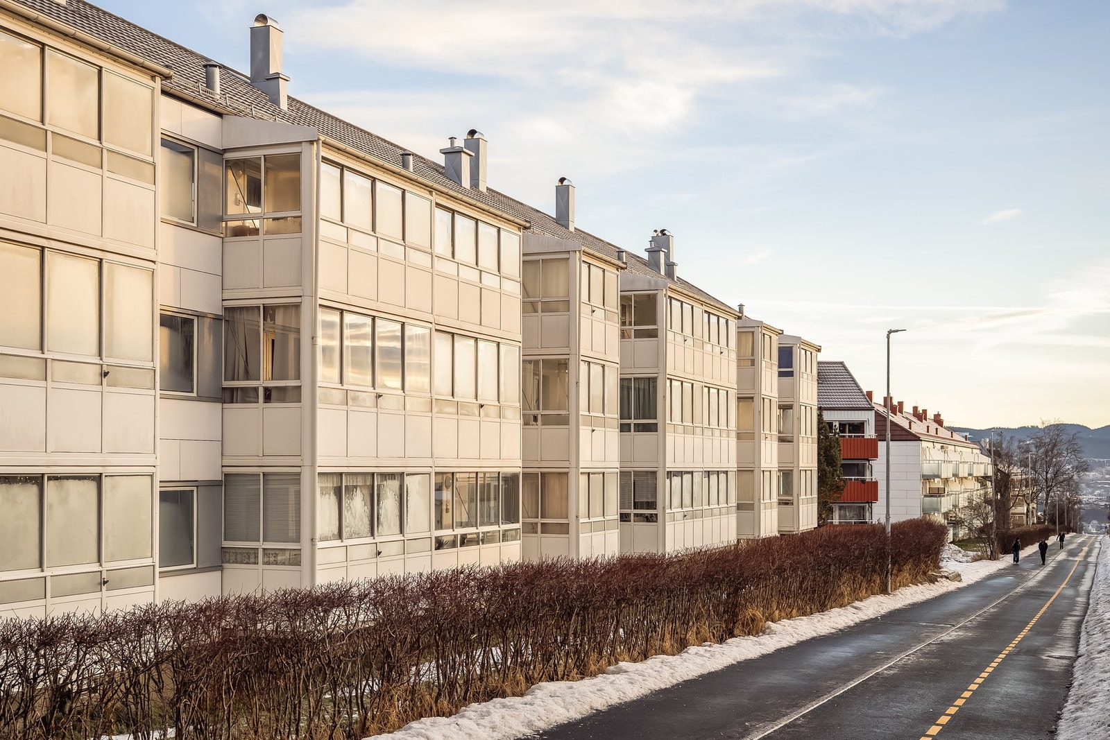 Theisendammen ligger 5-10 minutters gange fra boligen, og er en populær badeplass med tursti rundt hele vannet. Det er fantastiske turområder rundt dammen, samt opp til Baklidammen, Sommersætra og Bymarka ellers. Galleribilde