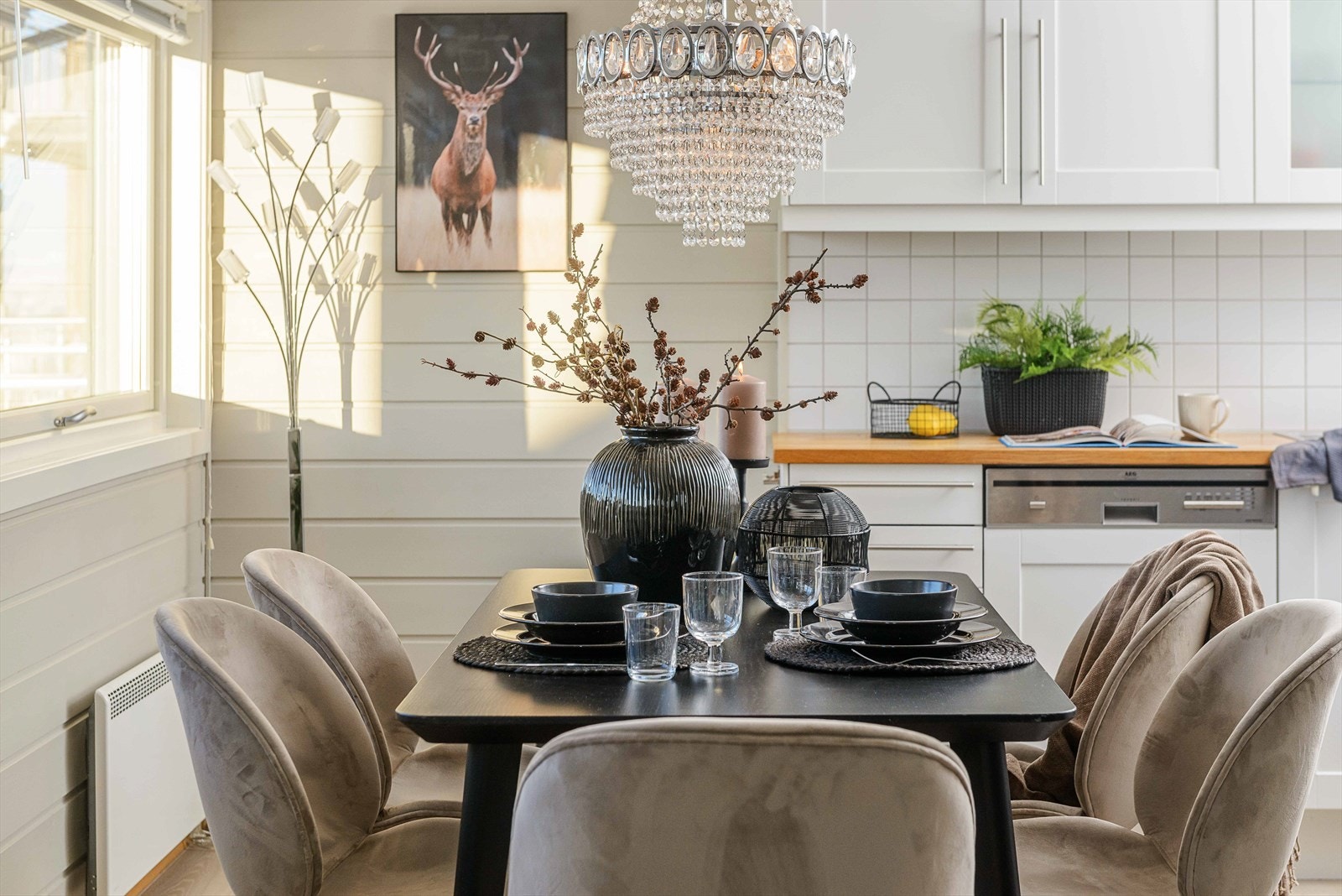 Kjøkkenet har plass til en hyggelig spiseplass hvor hele familien kan samles. Galleribilde