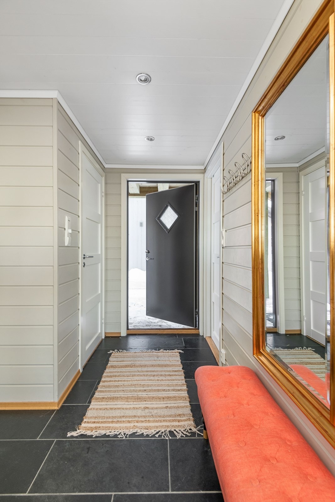 Her er det også plass til ytterligere oppbevaring med en liten kommode. Galleribilde