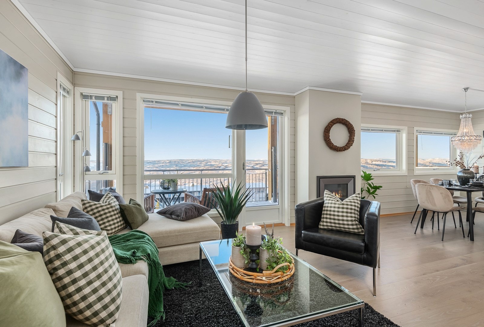 Fra entréen kommer du inn i en lys og fin stue med åpen kjøkkenløsning. Galleribilde