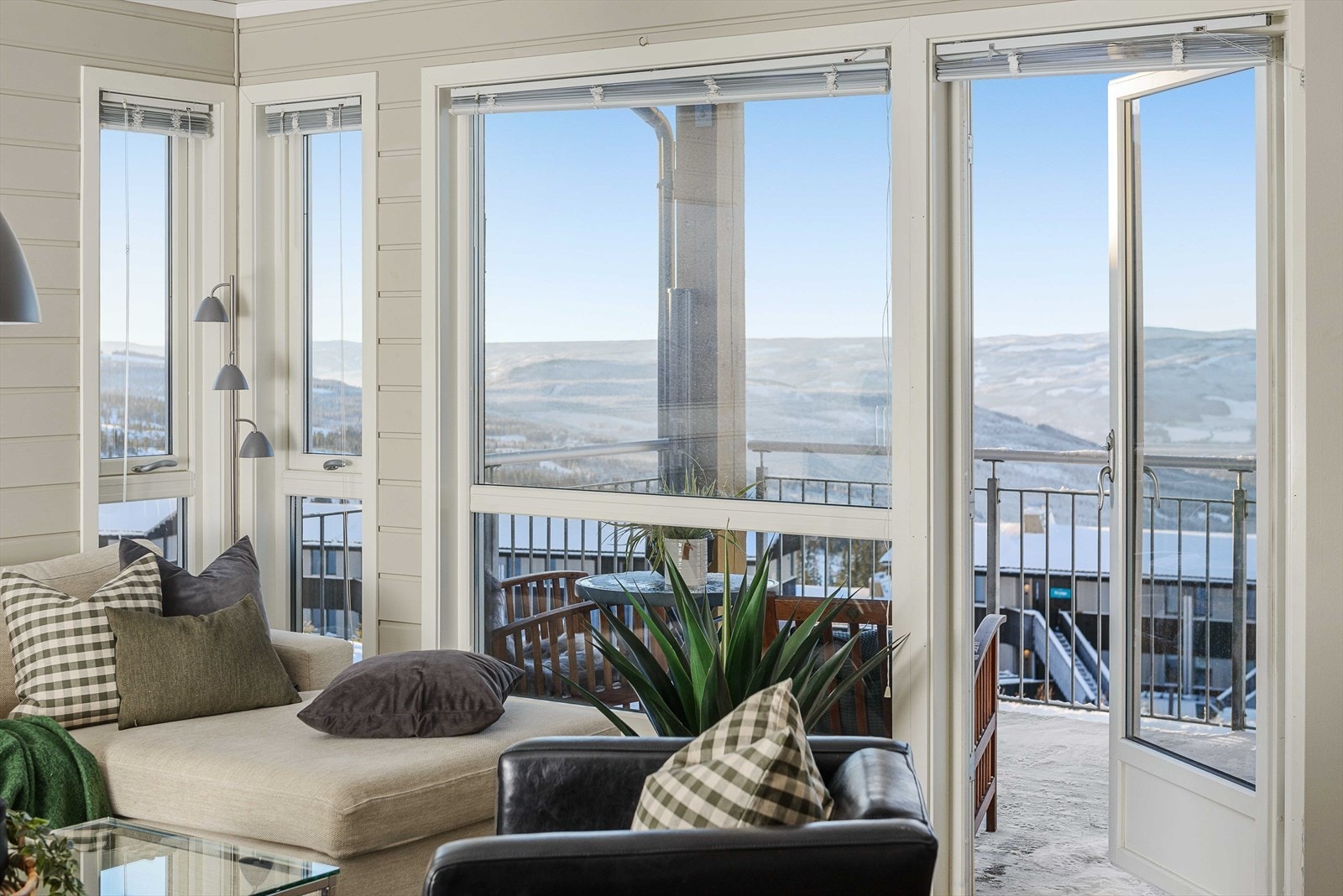 De store vindusflatene gir mye lys inn og byr på nydelig utsikt! Galleribilde